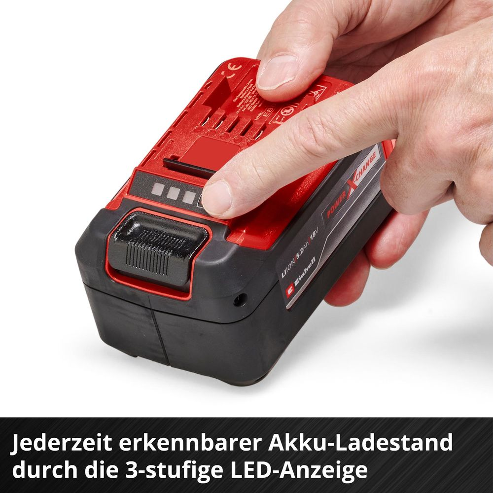 Bir adam, 3 LED'li kırmızı ve siyah 18V pil takım göstergesine basıyor.