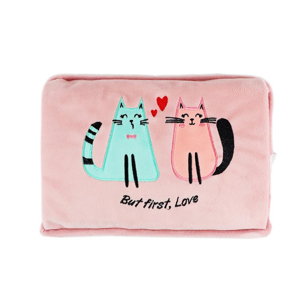 Üzerinde 'But first, Love' yazısı ve iki işlenmiş kedi bulunan pembe kese.