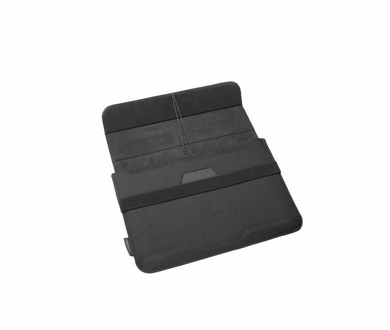 Czarna torba na laptop z elastycznym paskiem, na białym tle.