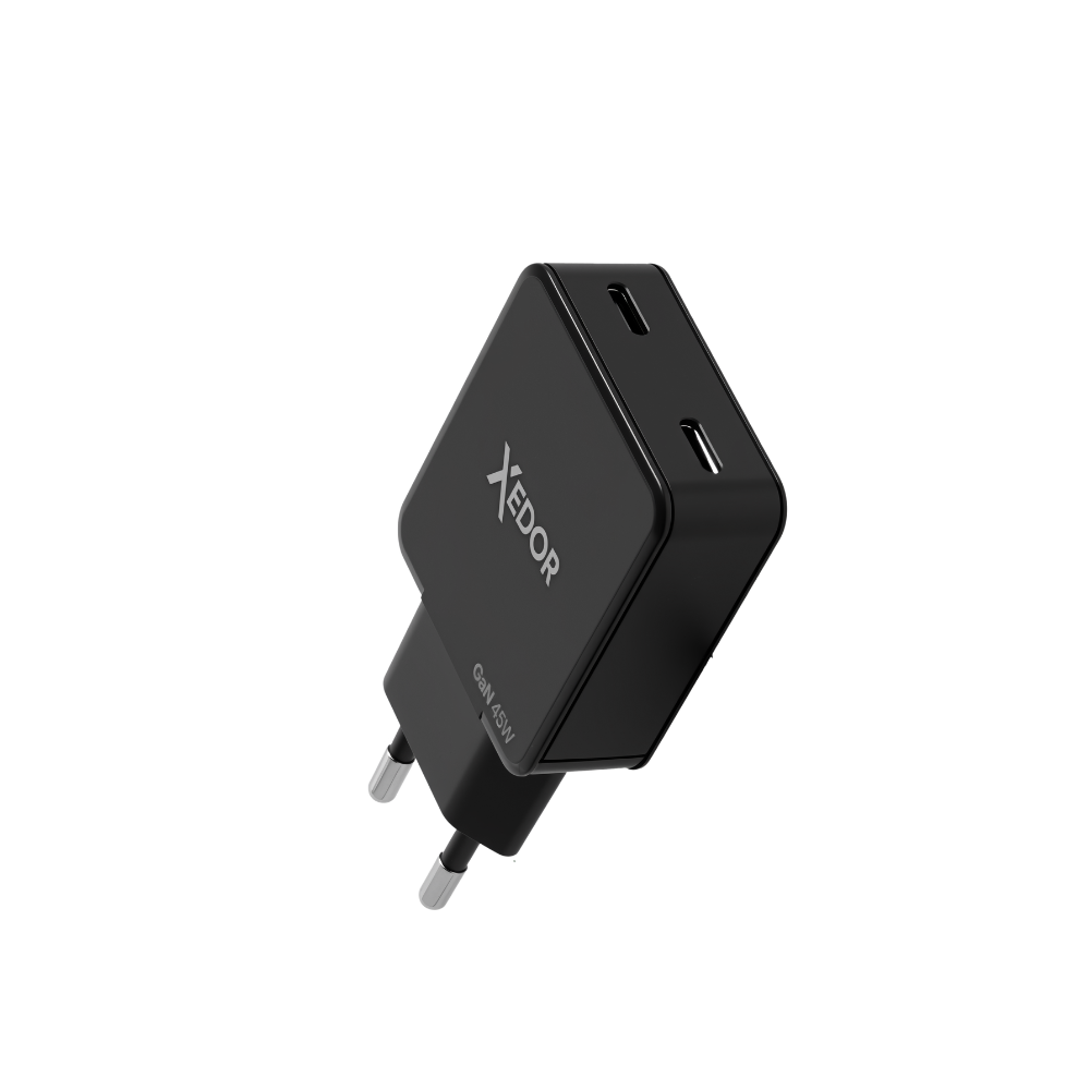 Zwarte oplader met twee USB-poorten en XEDOR-logo.