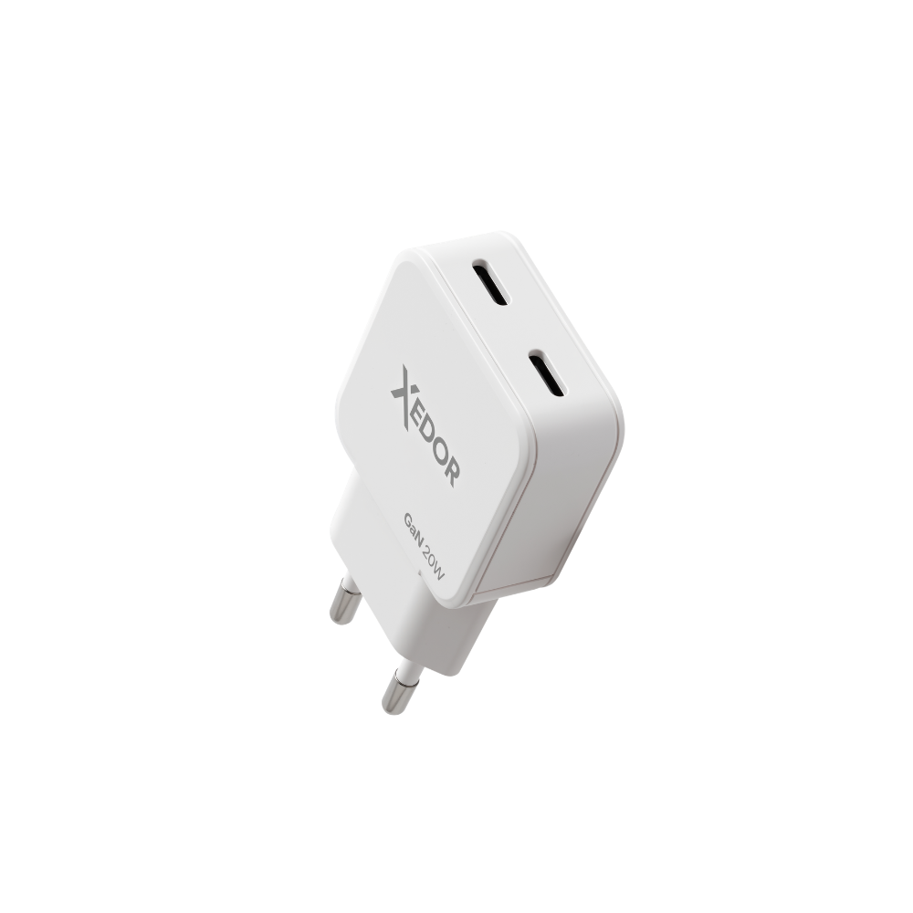 Een witte lader met twee USB-C poorten en Europese stekkerpinnen.