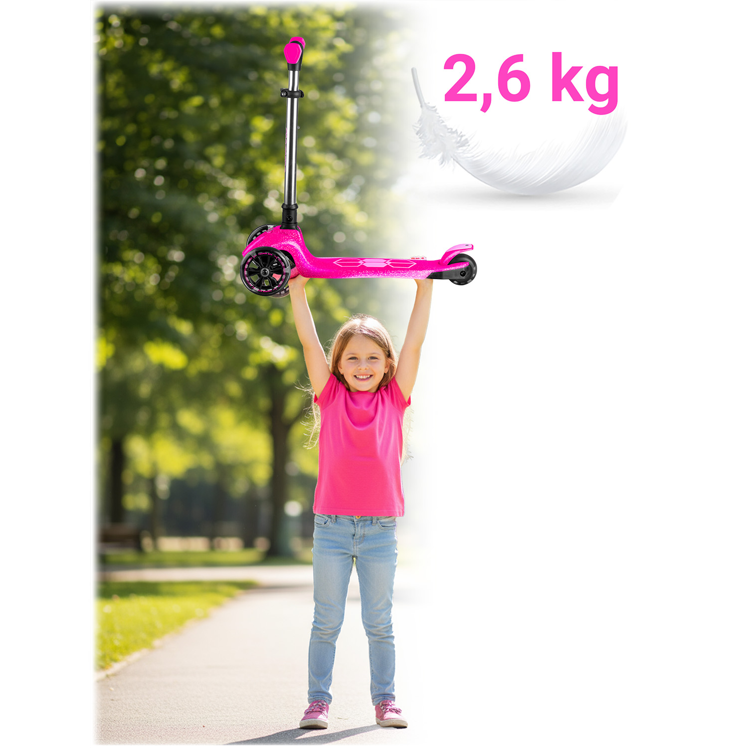 Dziewczynka unosi różową hulajnogę nad głowę. 2,6 kg.