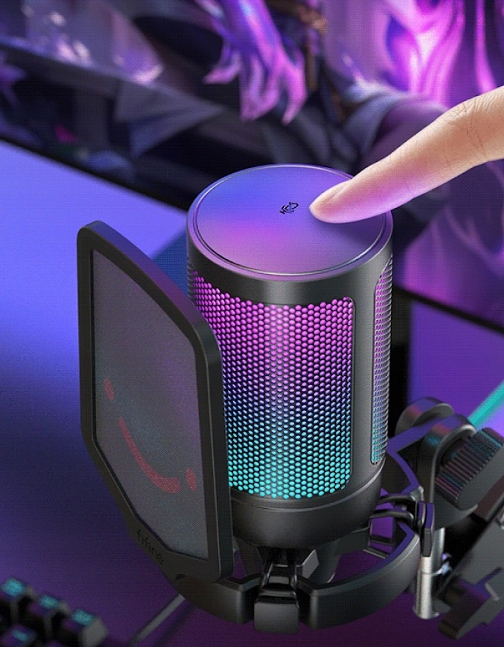 Palec naciska na górę świecącego mikrofonu RGB z filtrem pop.
