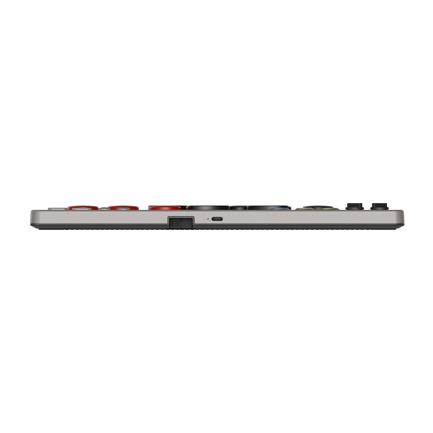 Szara klawiatura z czerwonymi, czarnymi i niebieskimi klawiszami. Port USB-C.