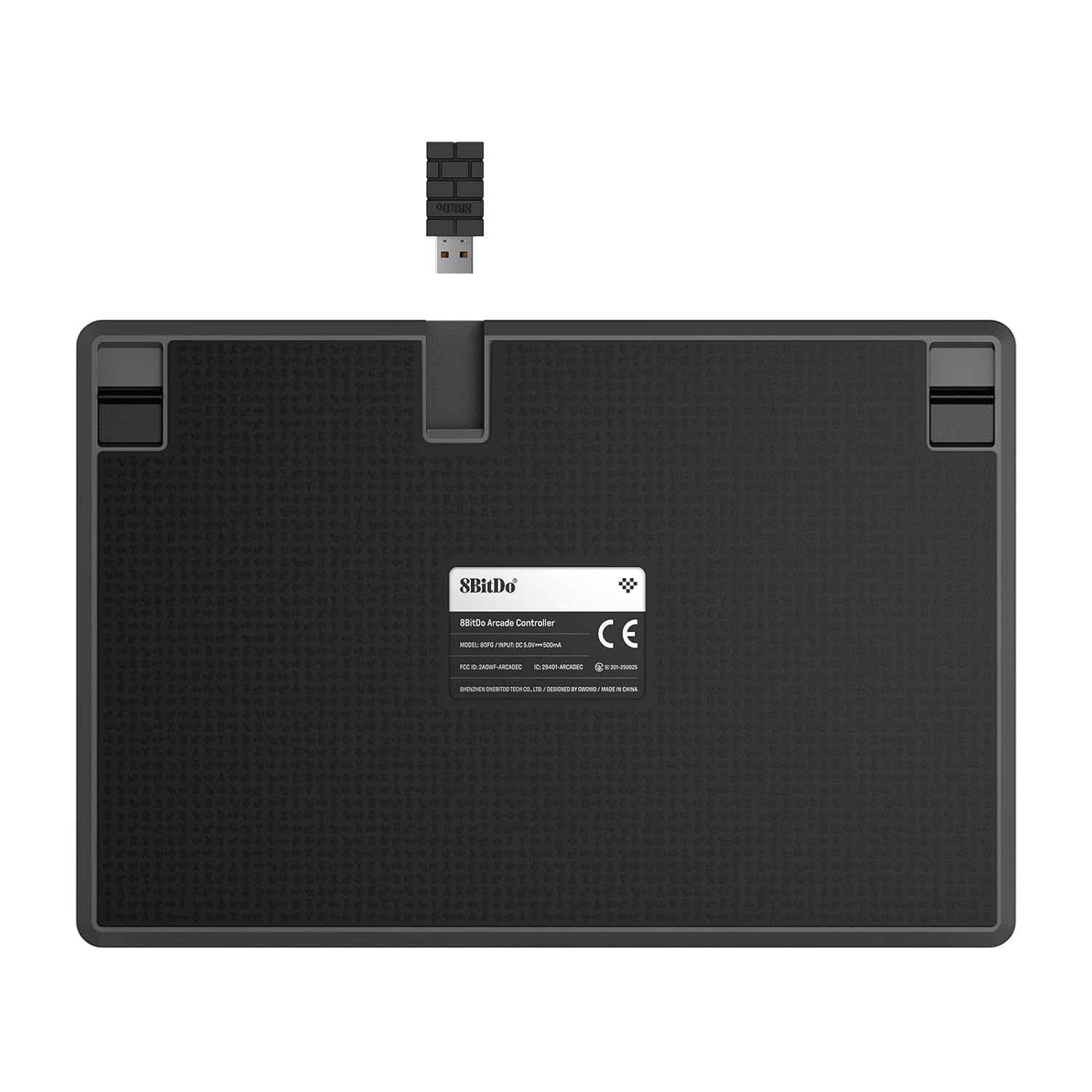 Czarny kontroler zręcznościowy 8BitDo z adapterem USB.