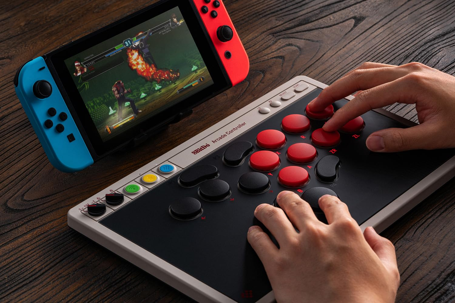 Osoba gra w bijatykę na Nintendo Switch, używając kontrolera zręcznościowego.