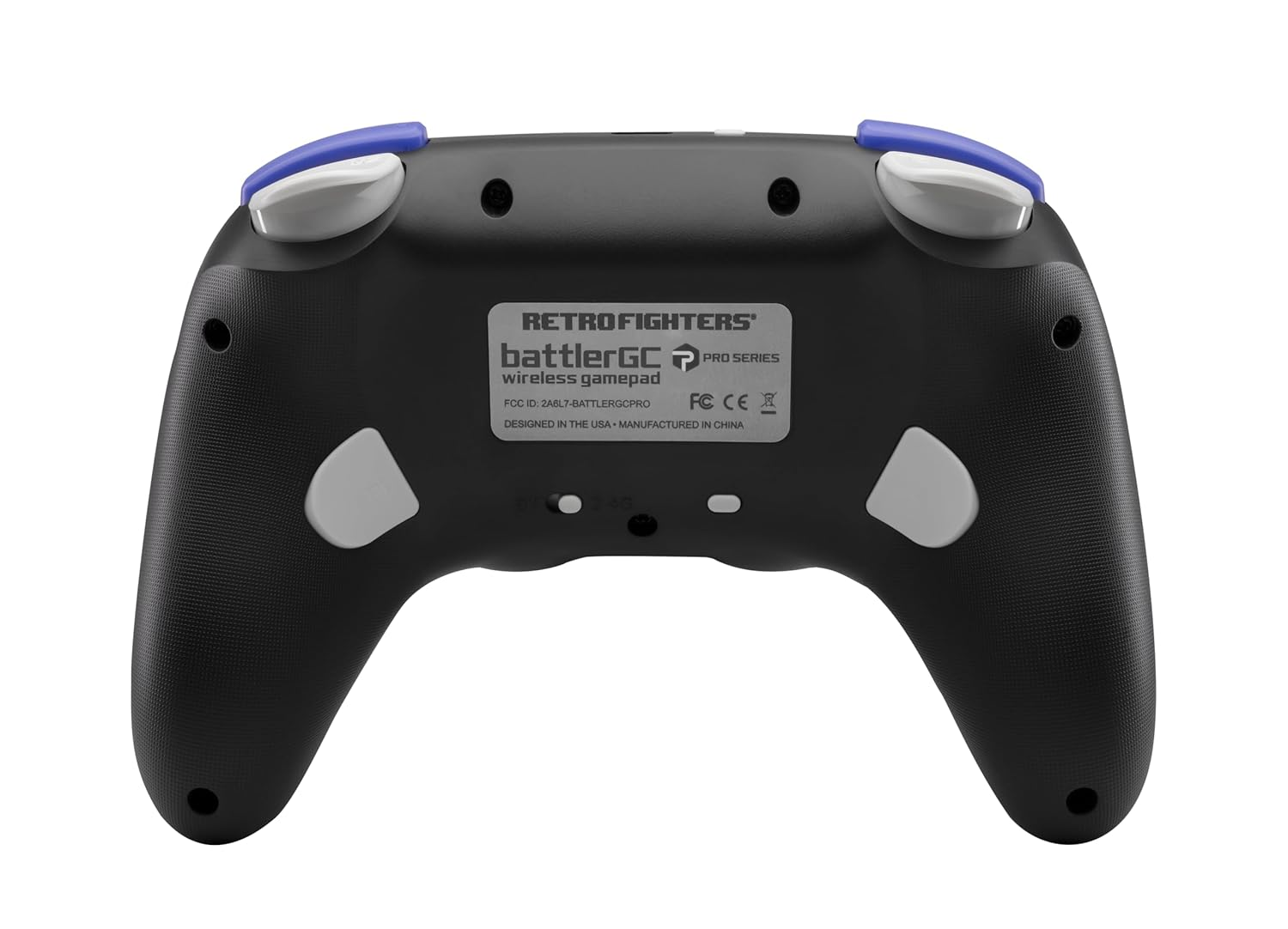 Tył czarnego gamepada z niebieskimi i białymi akcentami.