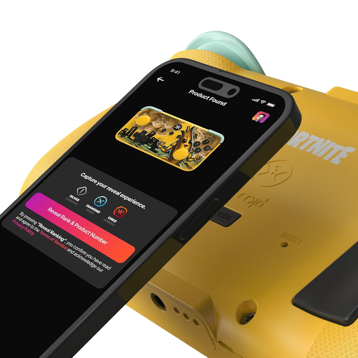 Smartfon wyświetla ekran gry Fortnite z opcjami rangi na żółtym urządzeniu.