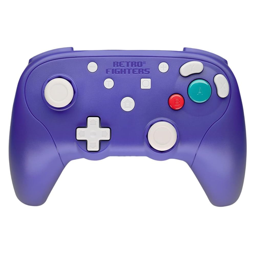 Fioletowy kontroler Gamecube z białymi i kolorowymi przyciskami, na górze „RETRO FIGHTERS”.