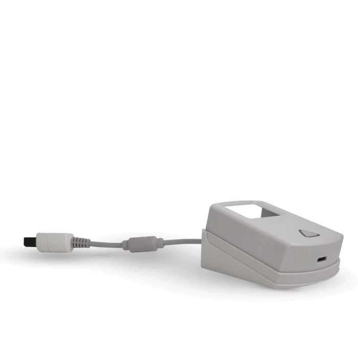 Un dispositivo portatile grigio con cavo e spina, su sfondo bianco.