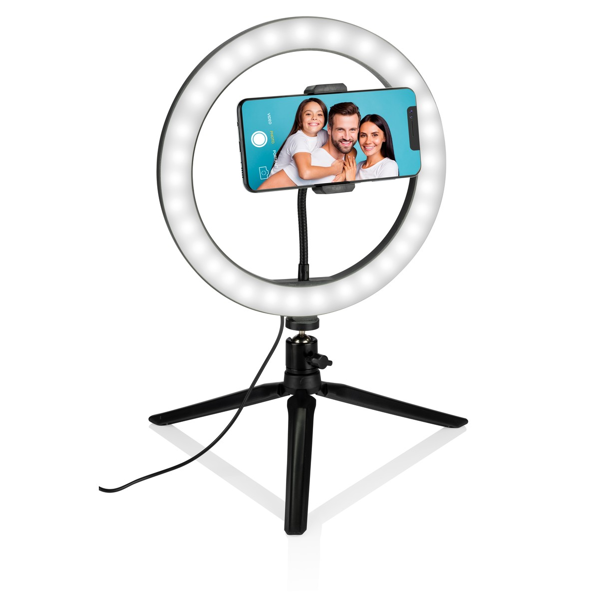 Un ring light avec téléphone et trépied, montrant une famille.