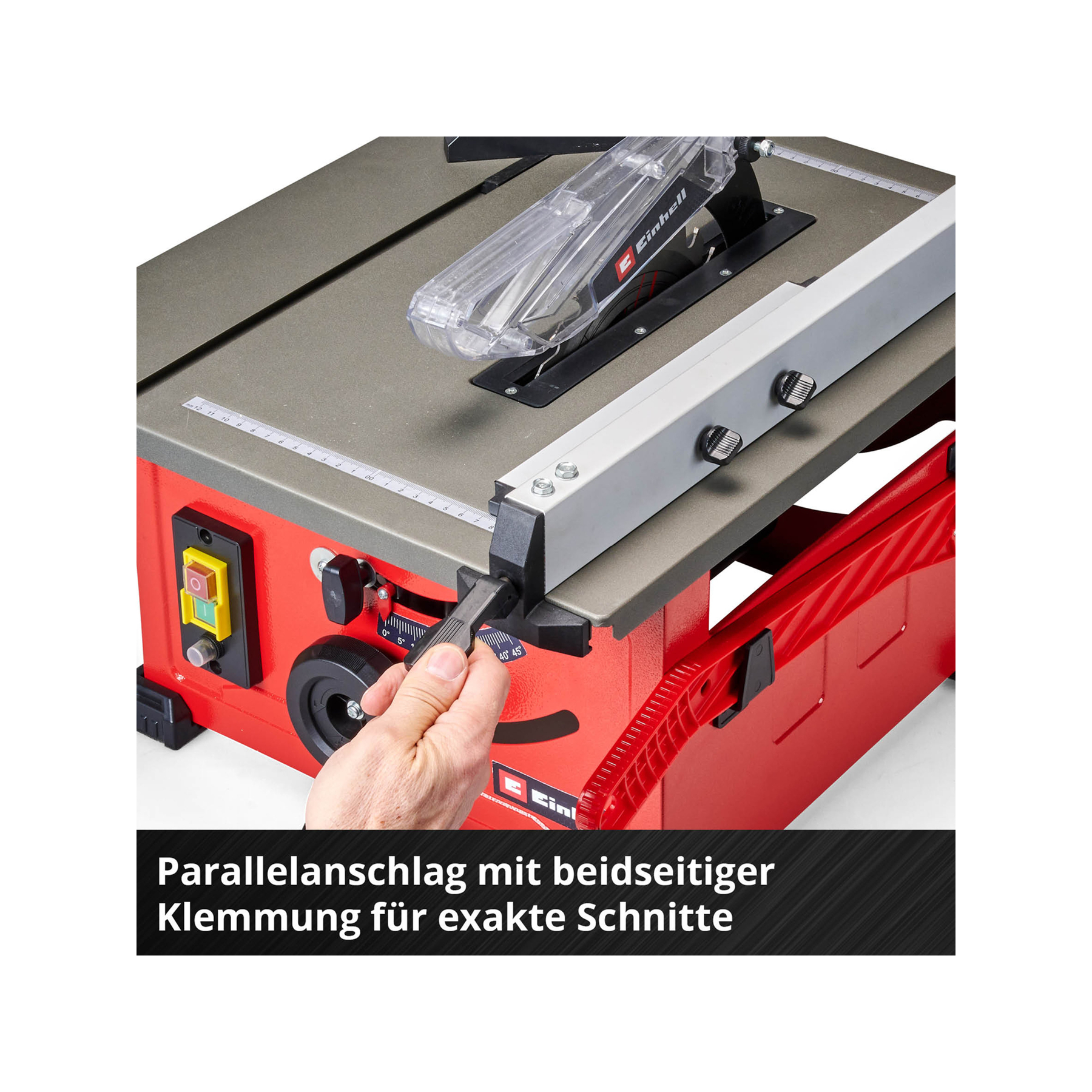 Hand stellt Parallelanschlag an roter Kreissäge ein, mit Skala.