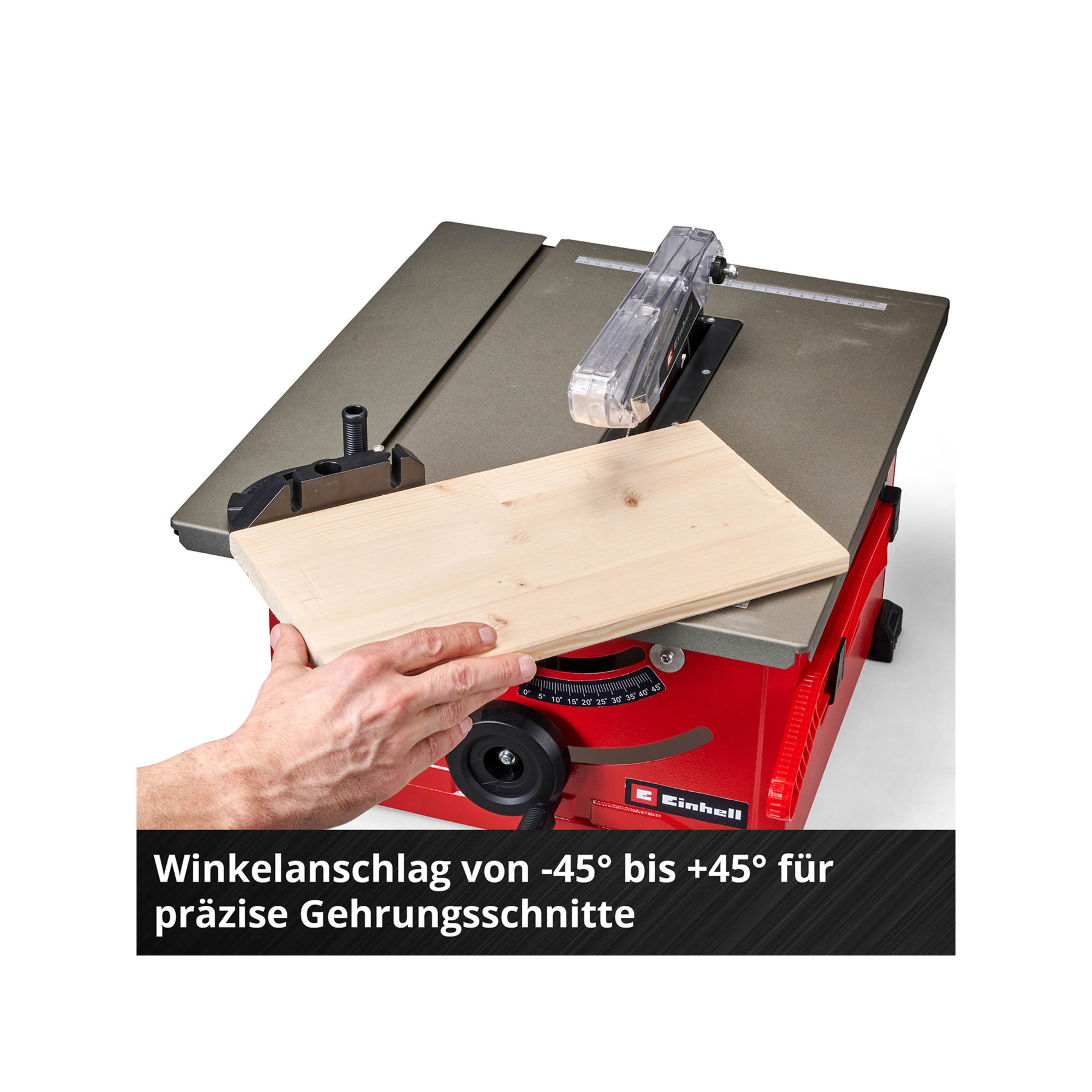 Ein Mann hält ein Holzbrett an einer roten Tischkreissäge mit Winkelanschlag.