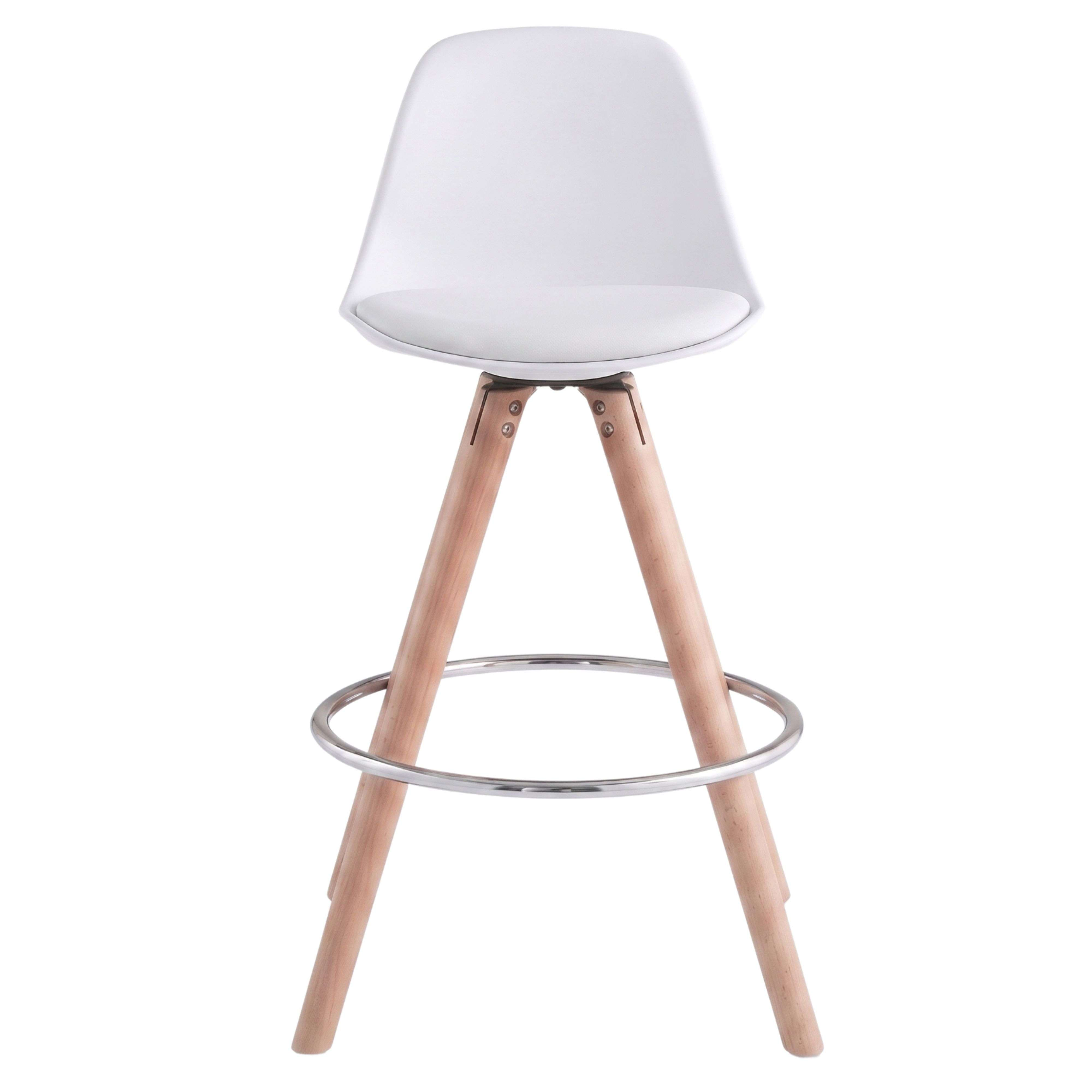 Un taburete alto blanco con patas de madera y un aro metálico.