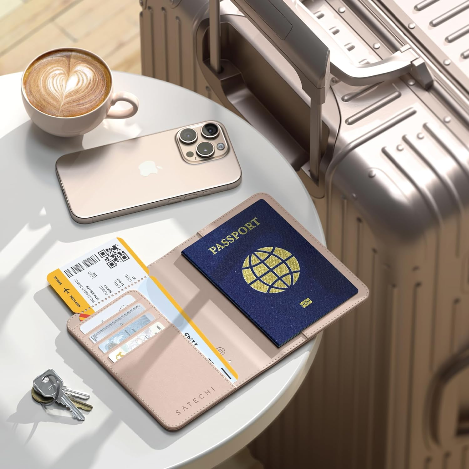 Un iPhone, tazza da caffè, portafoglio da viaggio con biglietti, passaporto e chiavi su un tavolo.