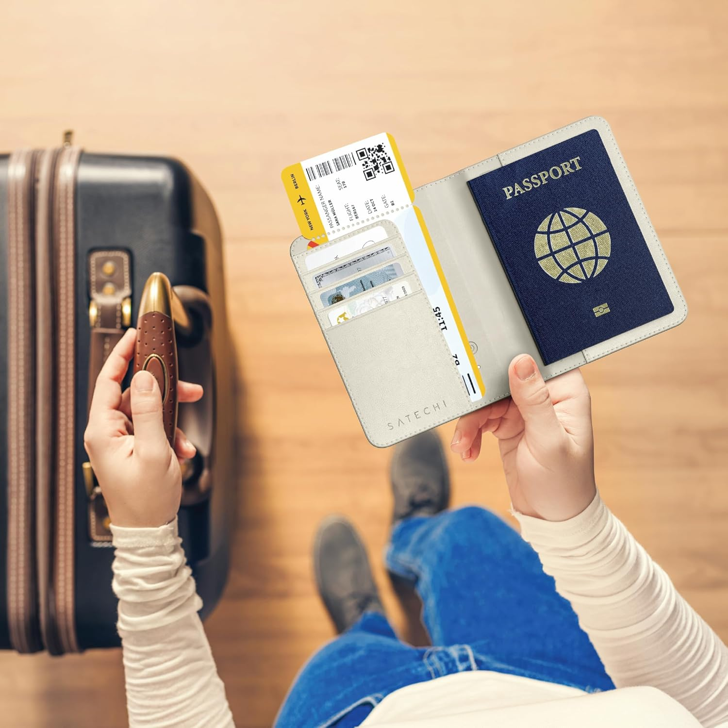Una persona tiene un passaporto, una carta d'imbarco e una maniglia del bagaglio, pronta per viaggiare.