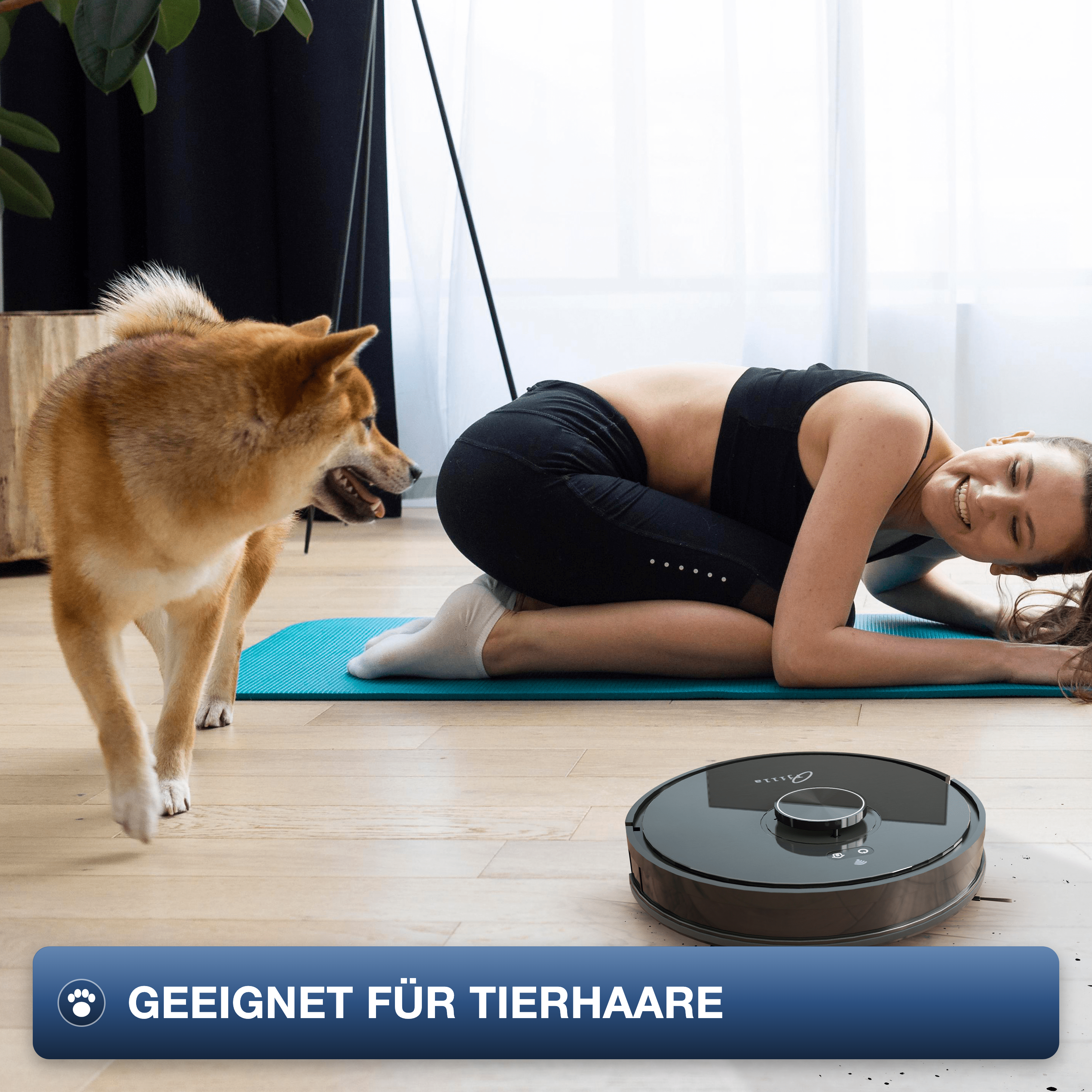 Ein Hund schaut eine Frau an, die auf einer Matte liegt. Ein Saugroboter ist daneben.
