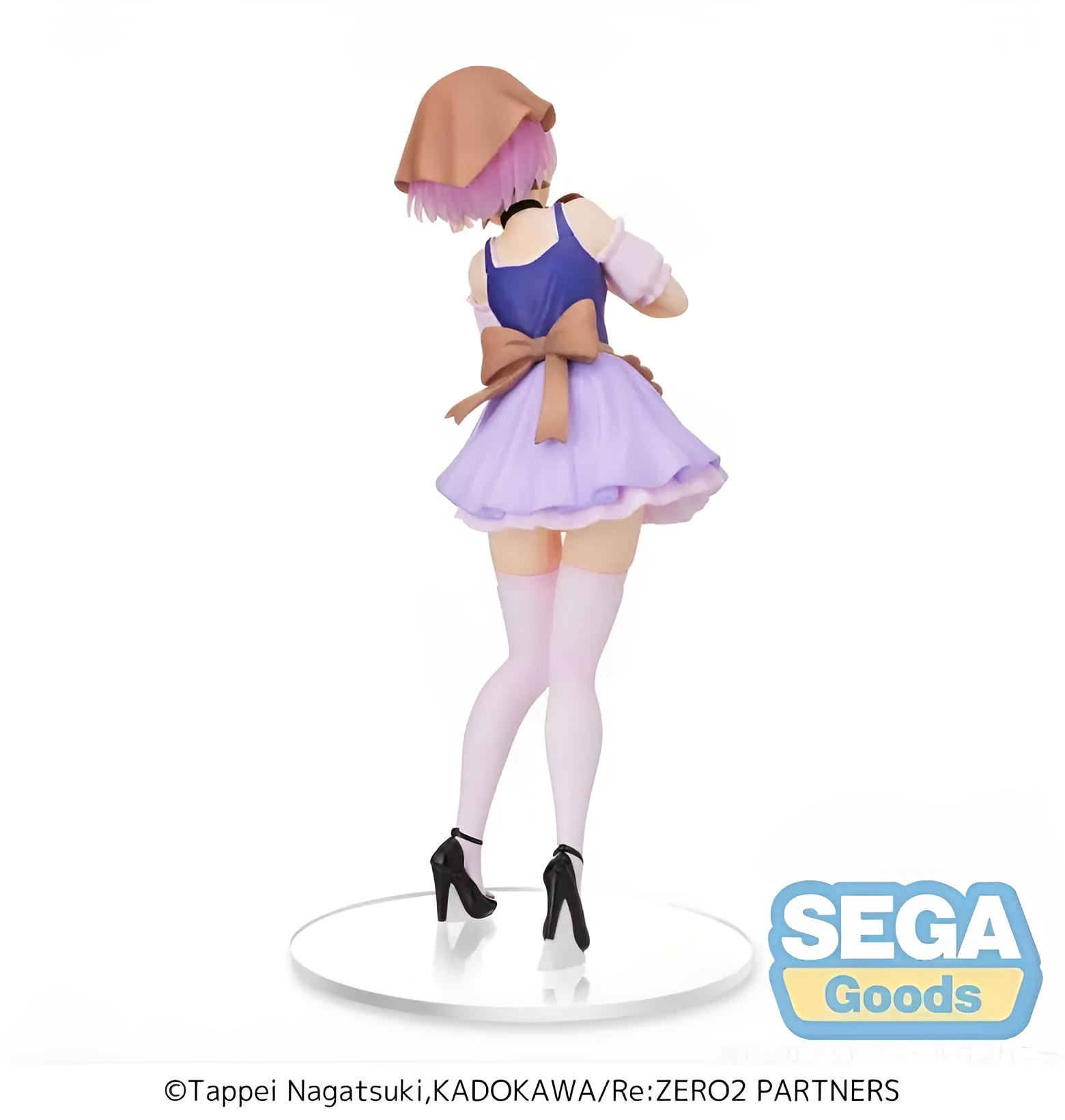 Figur eines Mädchens mit pinken Haaren in einem lila Kleid, blauem Oberteil und brauner Schleife.