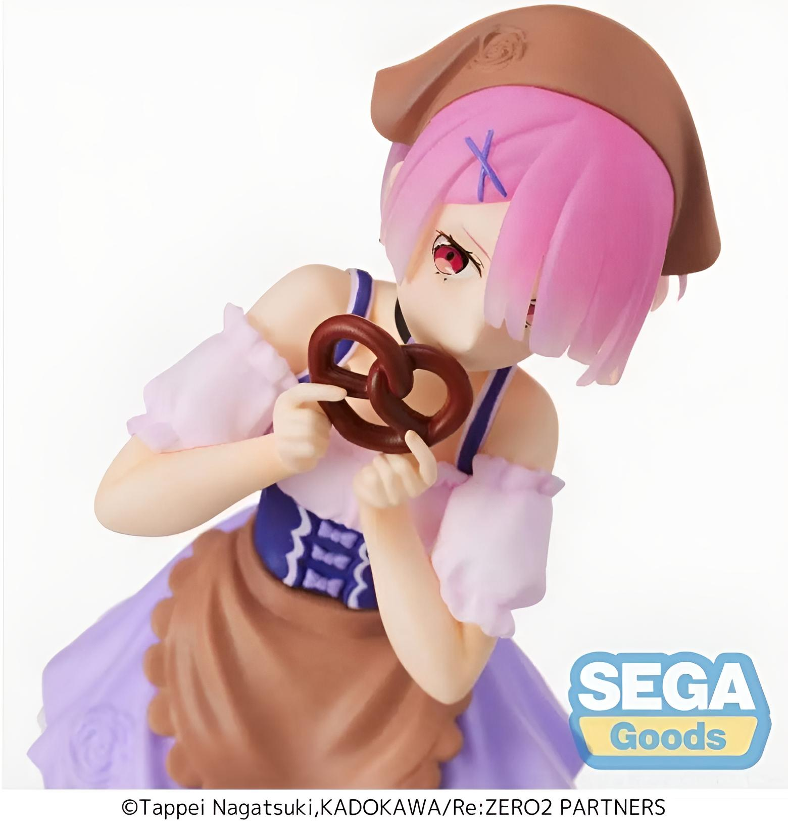 Ram-Figur mit rosa Haaren hält eine Brezel, trägt ein braunes Kopftuch und ein Kleid.
