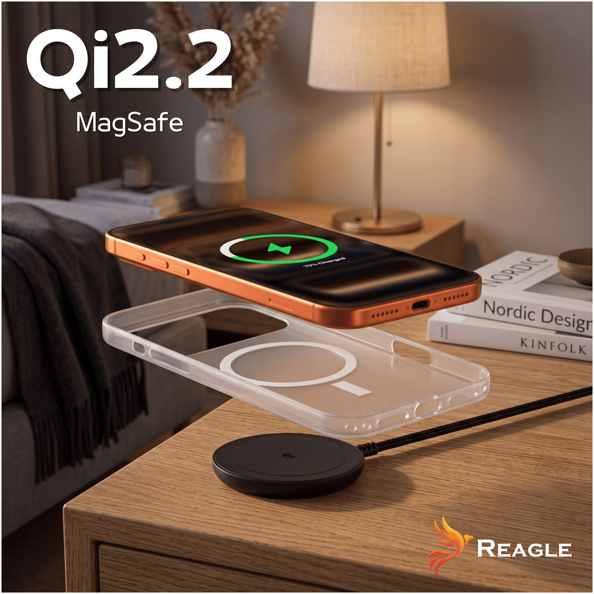 Ein orangefarbenes Smartphone mit MagSafe-Ladeanzeige liegt auf einer Hülle.