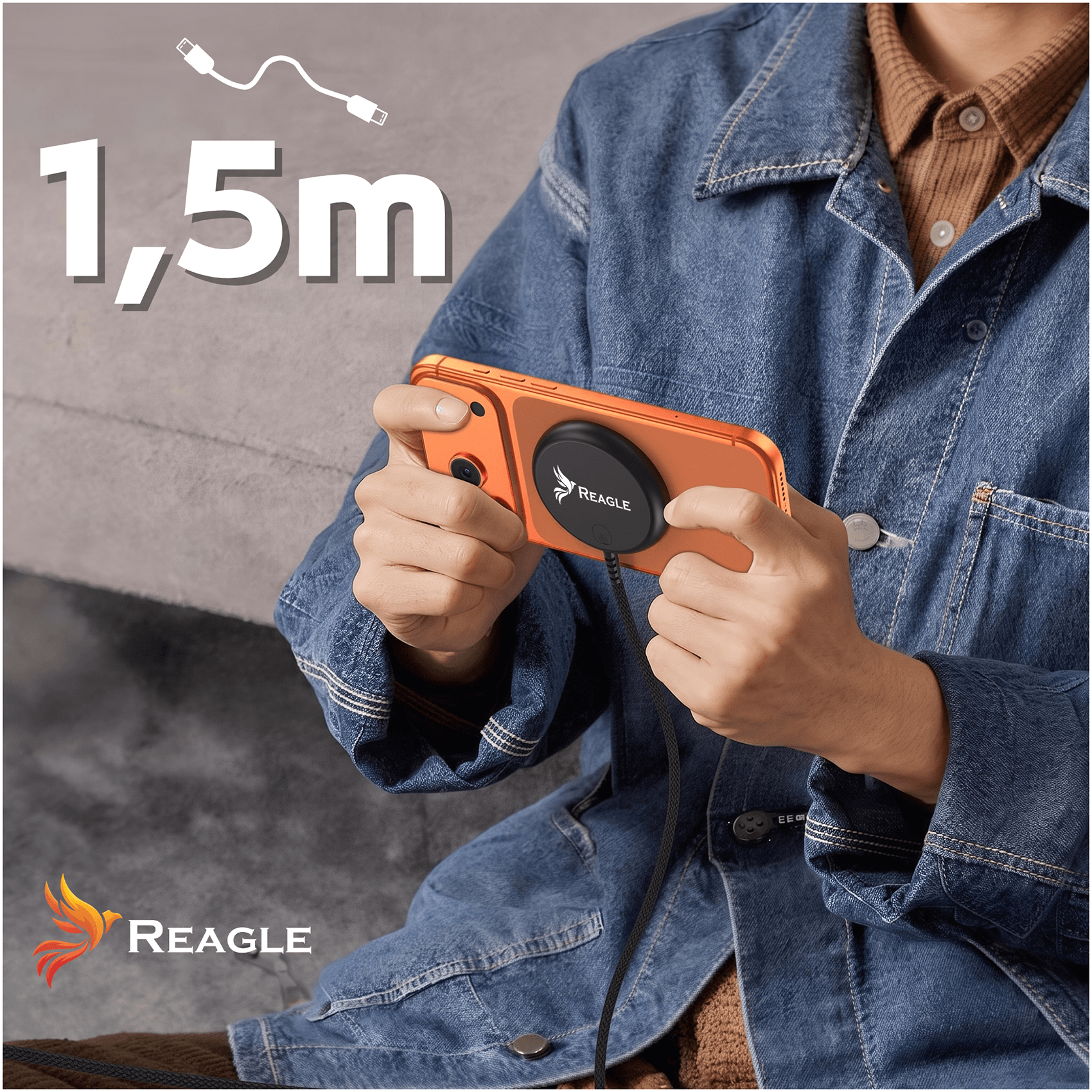 Person hält ein oranges Smartphone mit Ladeanschluss und einem magnetischen Ladegerät.