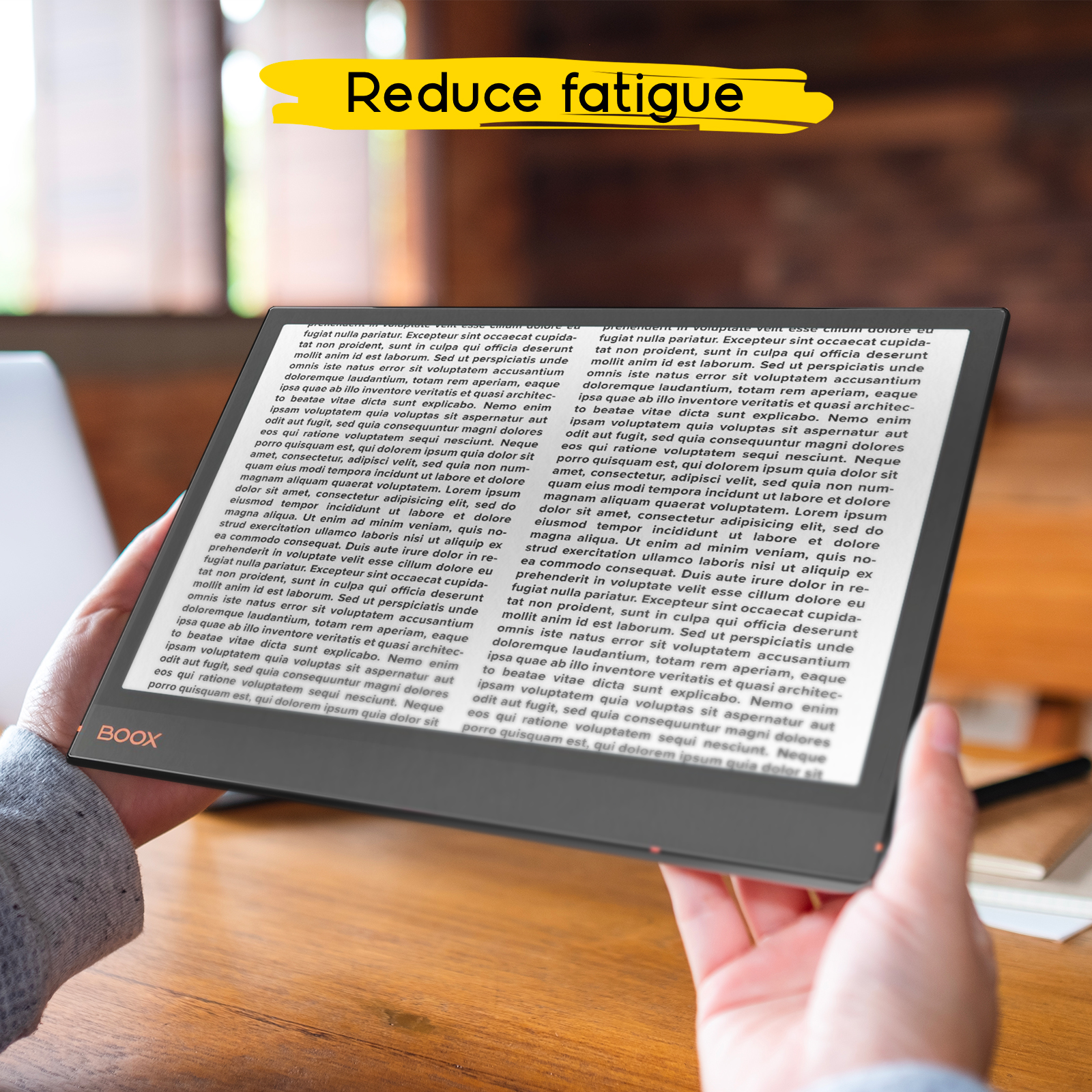 Persona sosteniendo un e-reader BOOX con texto y un 