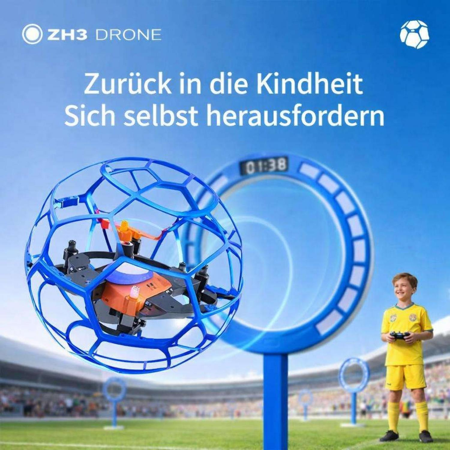 Ein Junge in gelber Kleidung hält eine Fernbedienung neben einer Drohne.