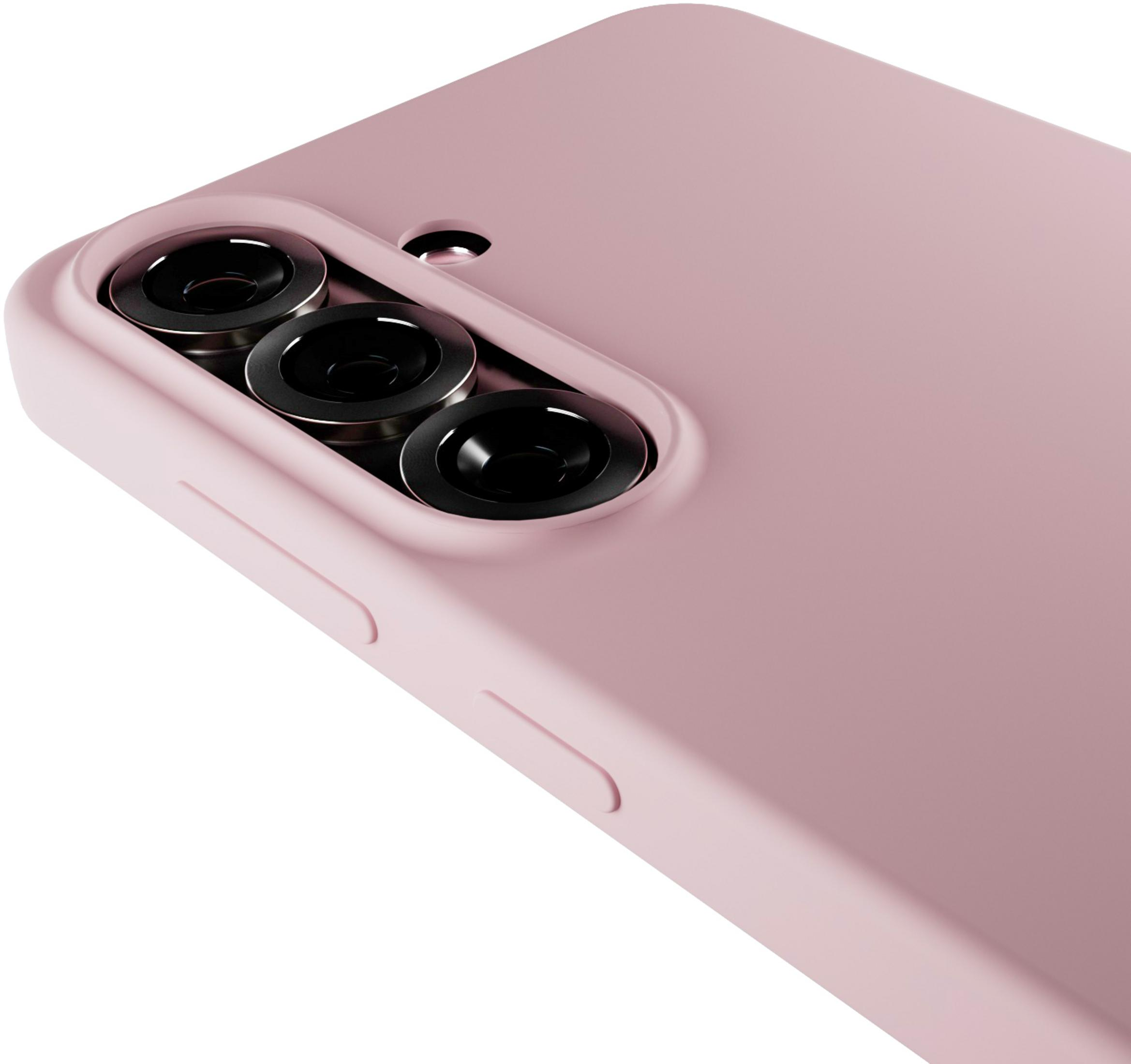 Primer plano de una funda de teléfono rosa con tres lentes de cámara.