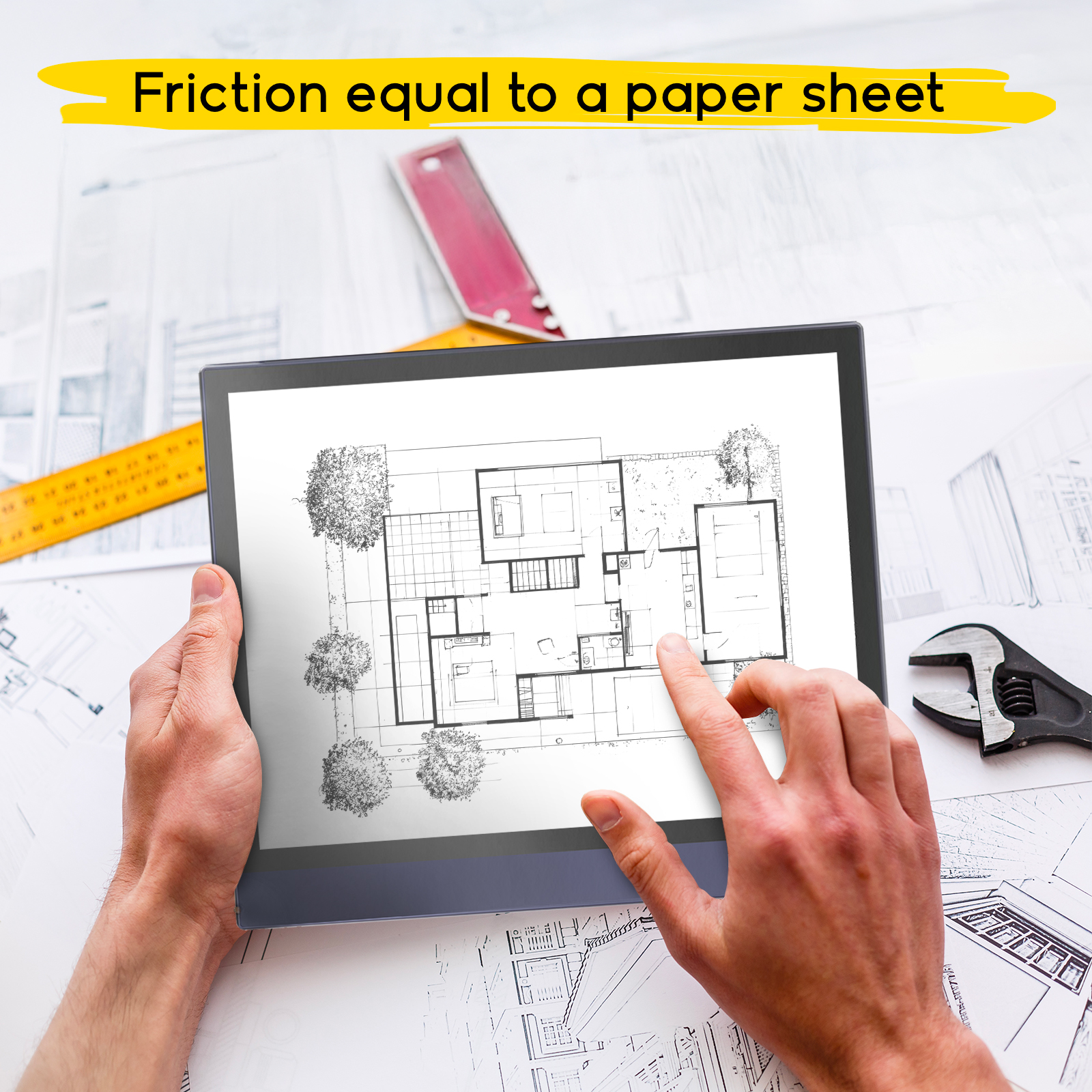 Manos sostienen tableta con plano de casa. Herramientas y planos cerca.