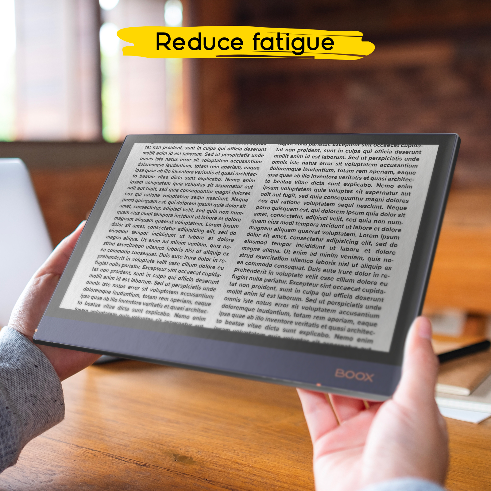 Manos sostienen un e-reader con texto. Barra amarilla dice 'Reduce la fatiga'.