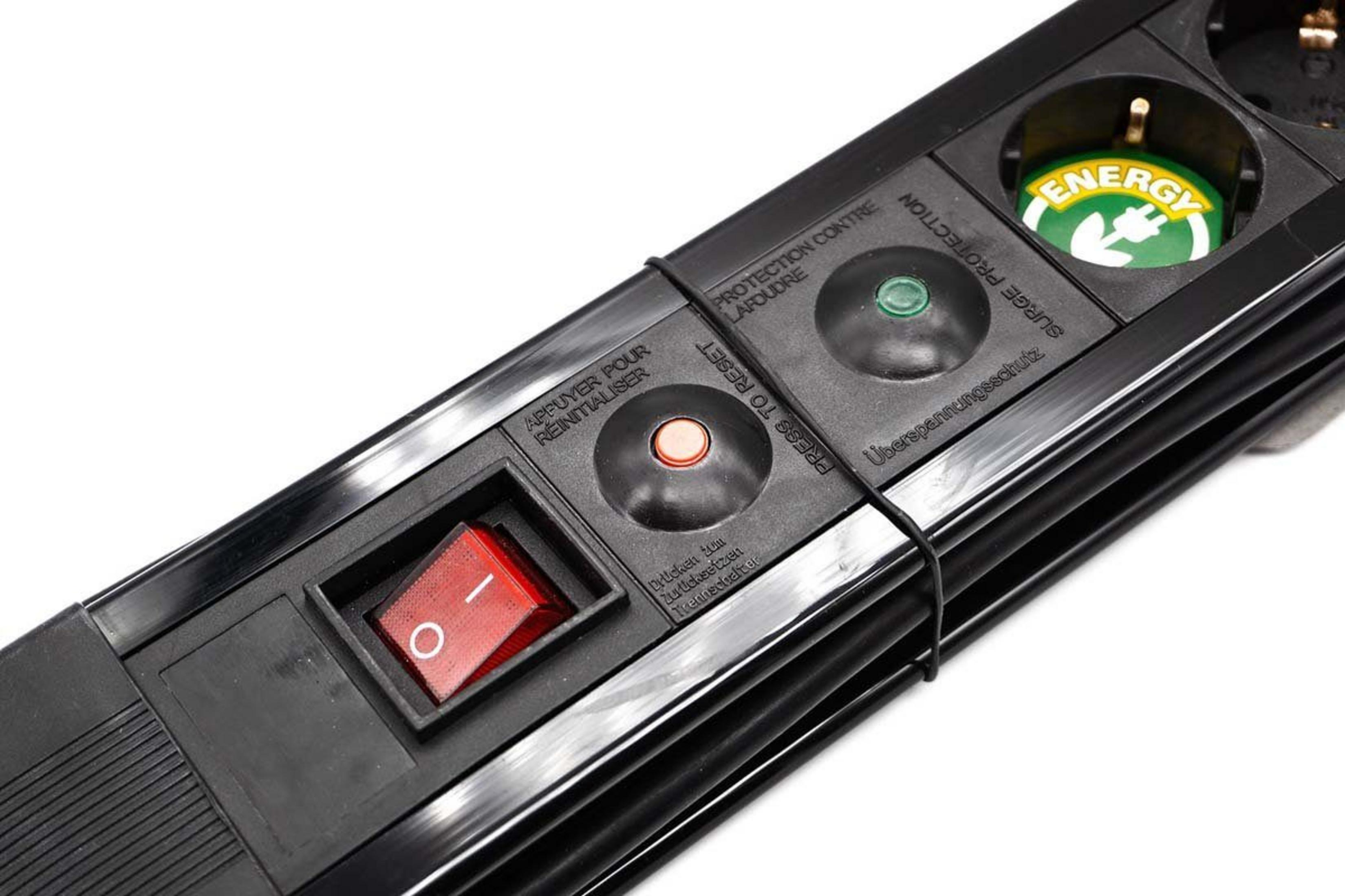 Regleta negra con interruptor rojo, botón de reinicio y LED verde.