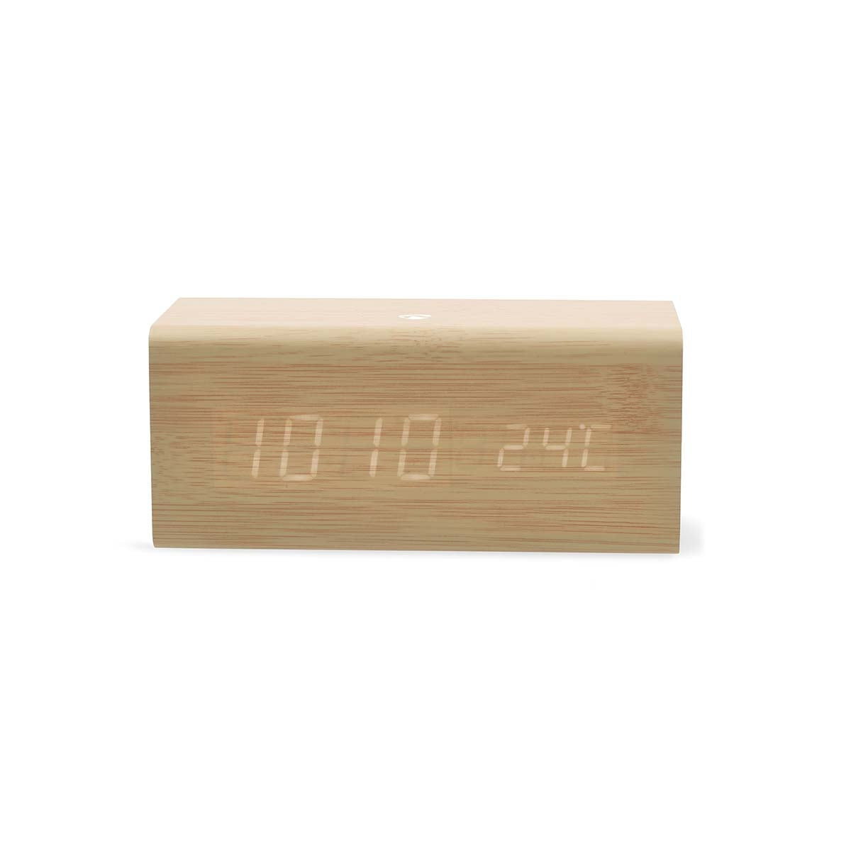 Ein hölzerner Digitalwecker zeigt 10:10 und 24 Grad an.