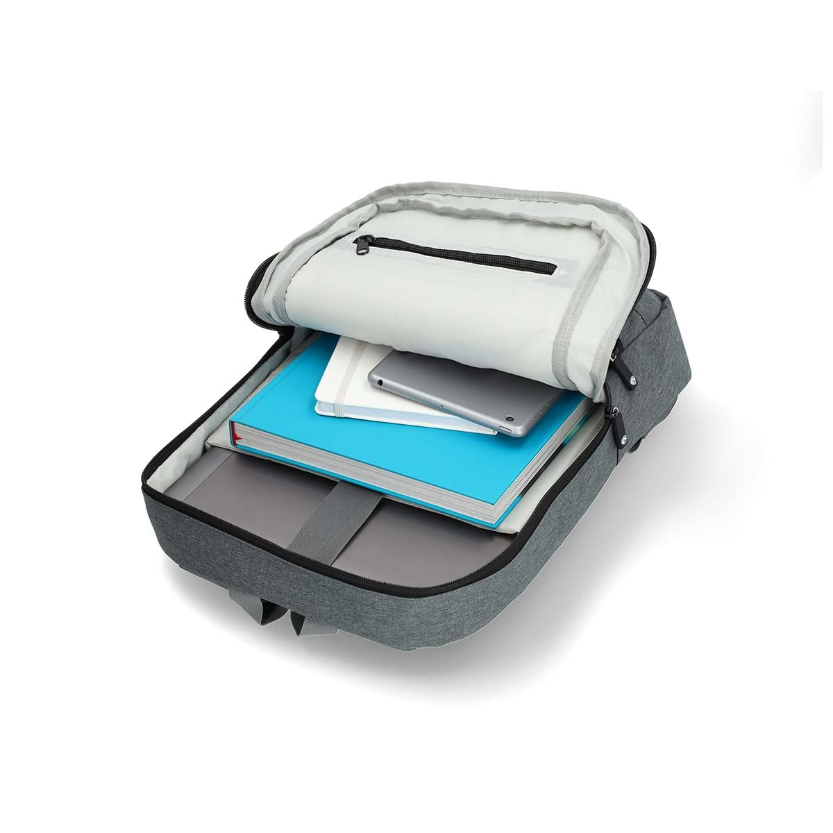 Offener grauer Rucksack mit Büchern, Tablet und Laptop darin auf weißem Grund.