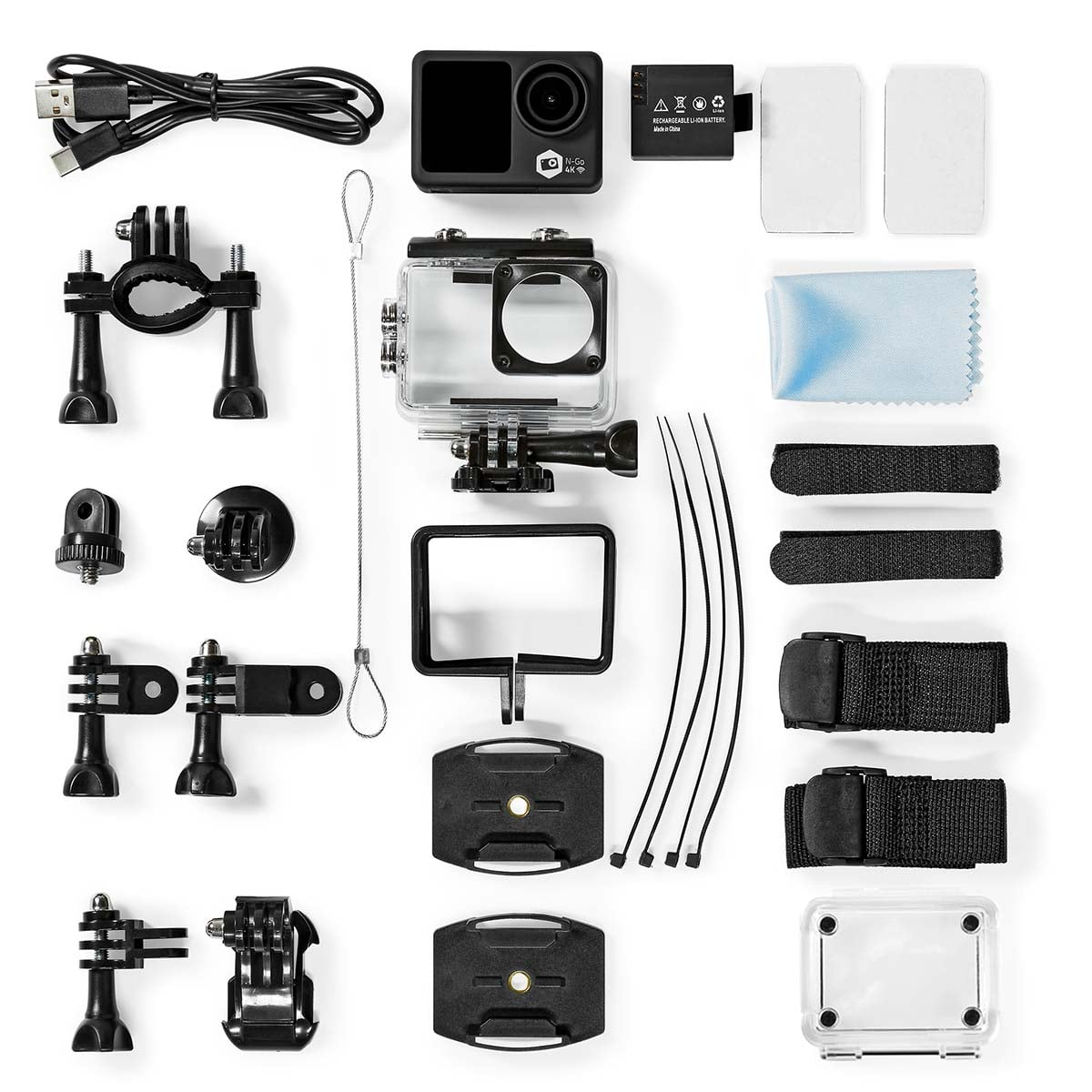 Action camera con accessori: supporti, cavi, batteria, custodia, cinghie e panno.