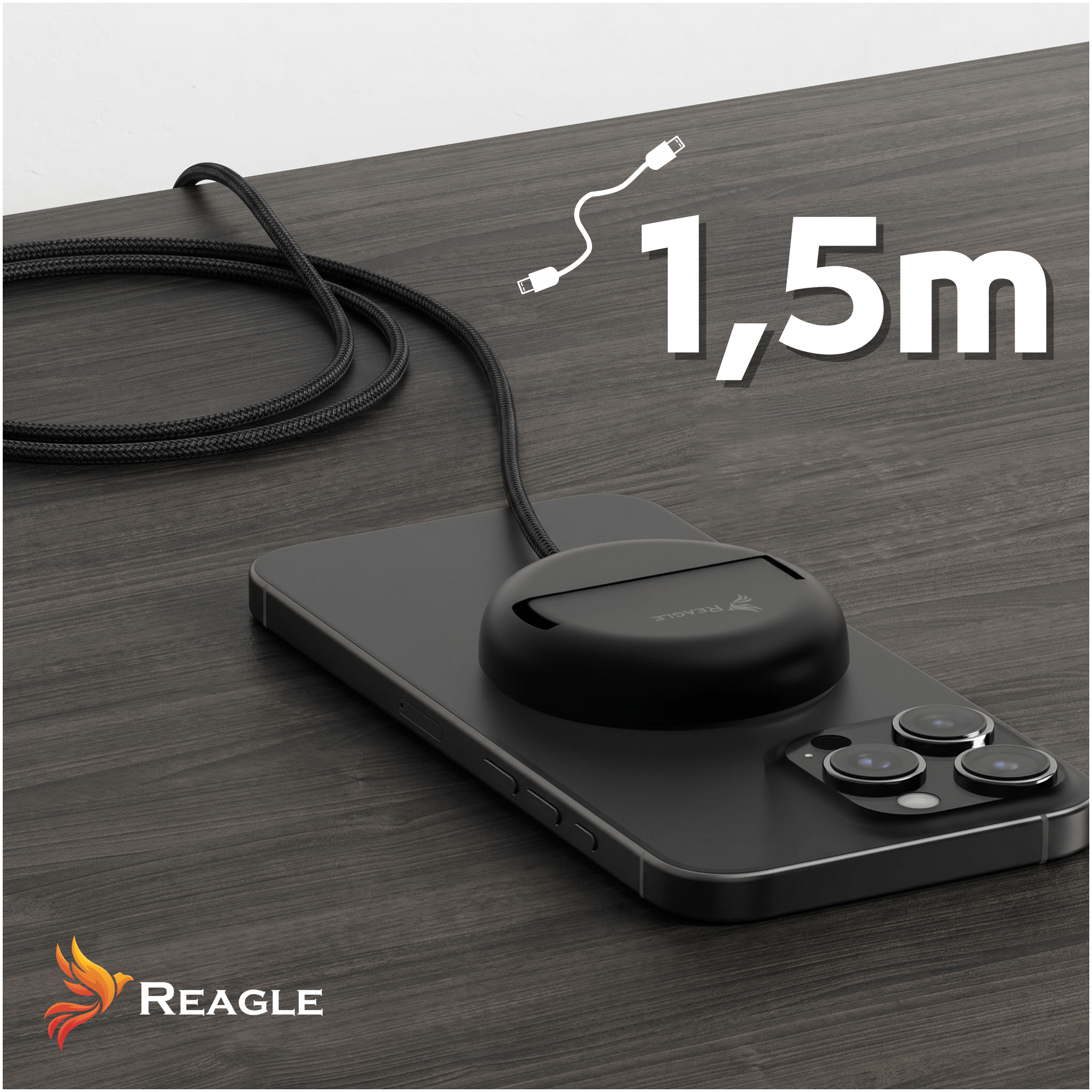 Schwarzes Ladekabel auf schwarzem Handy, Text zeigt 1,5m.