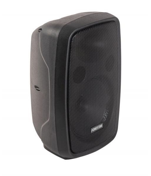 Un altavoz negro y rectangular con una rejilla en la cara frontal.