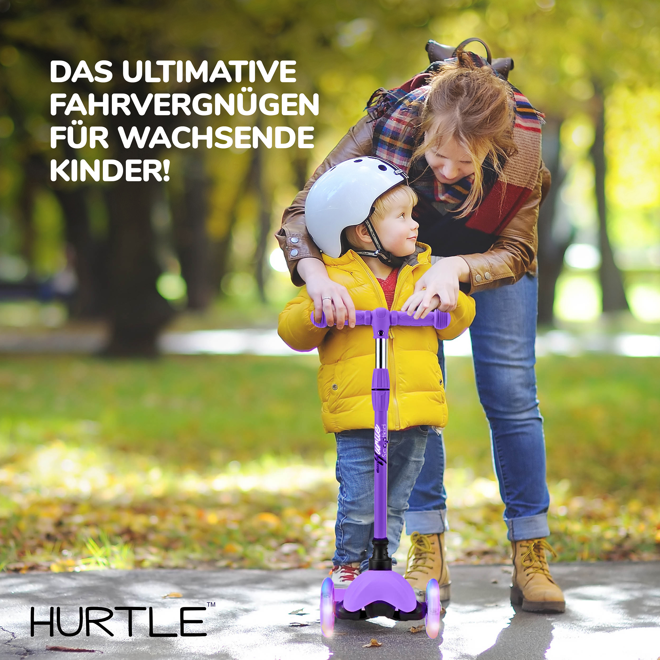 Kind auf lila Roller mit Mutter im Herbstpark. Kind trägt gelbe Jacke, Helm.