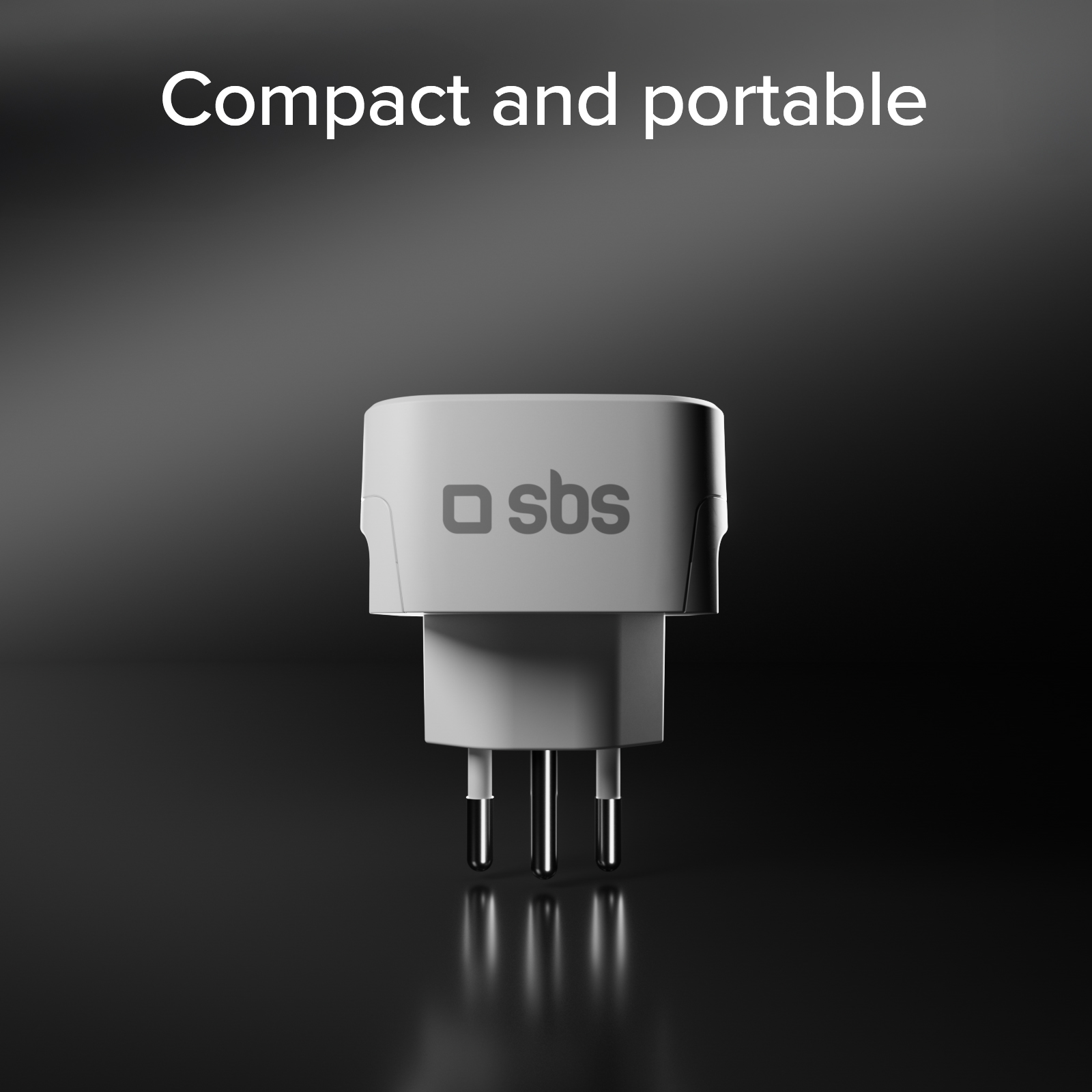 Un adaptador de viaje blanco con tres clavijas metálicas y el logo de SBS.