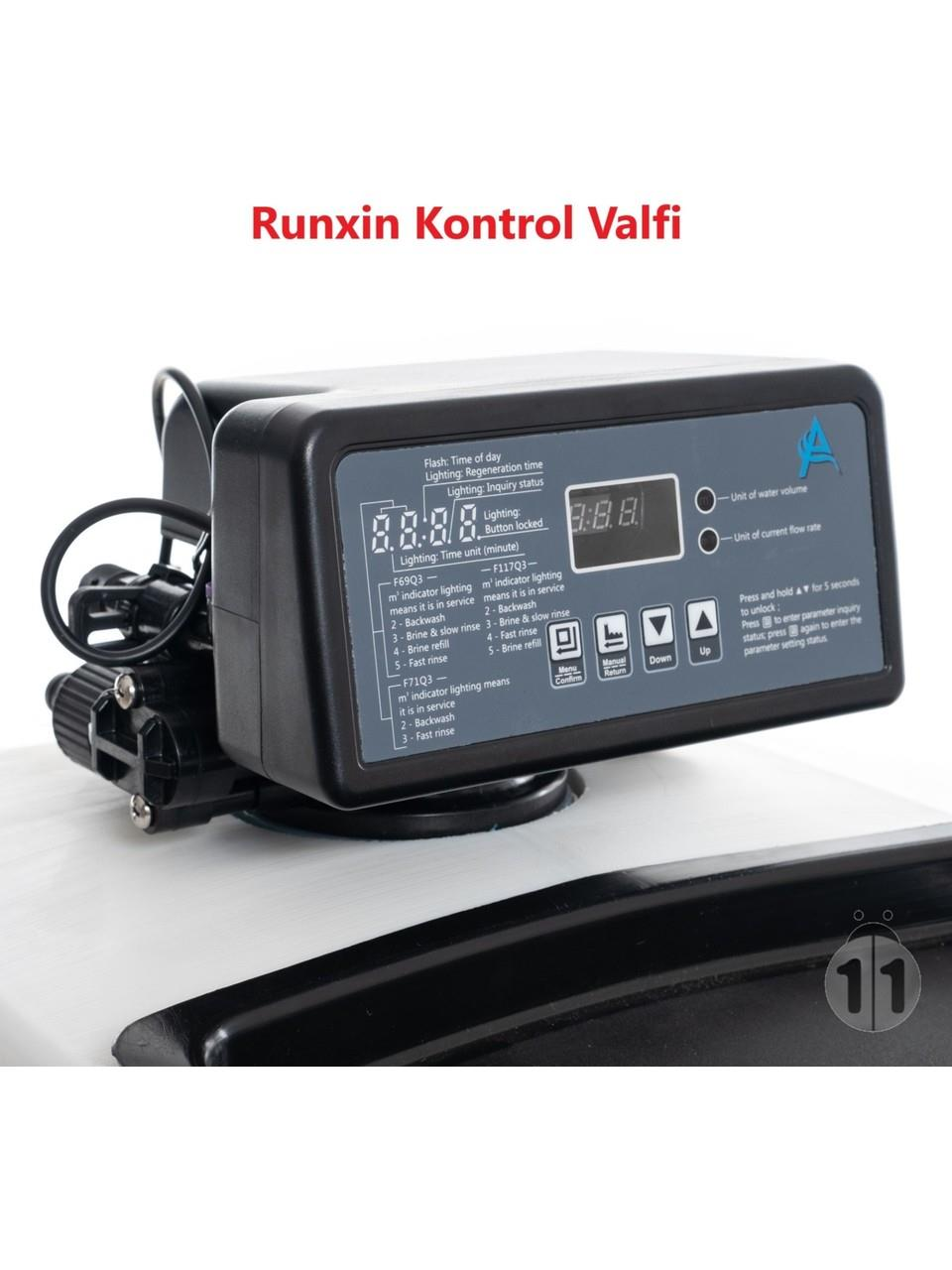 Dijital ekranlı ve etiketli siyah kontrol modülü.