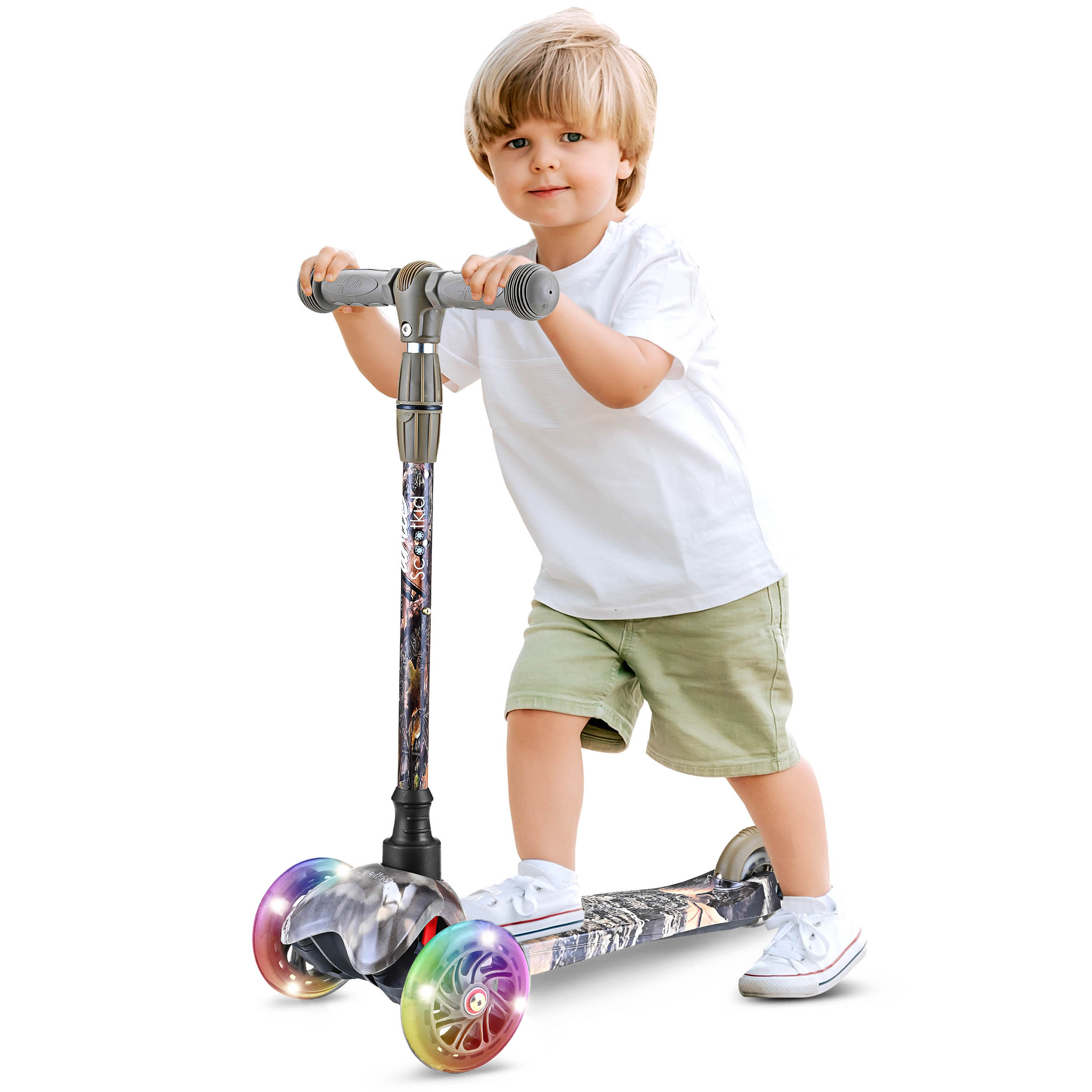 Ein kleiner Junge mit blonden Haaren fährt einen dreirädrigen Roller mit bunten Rädern.