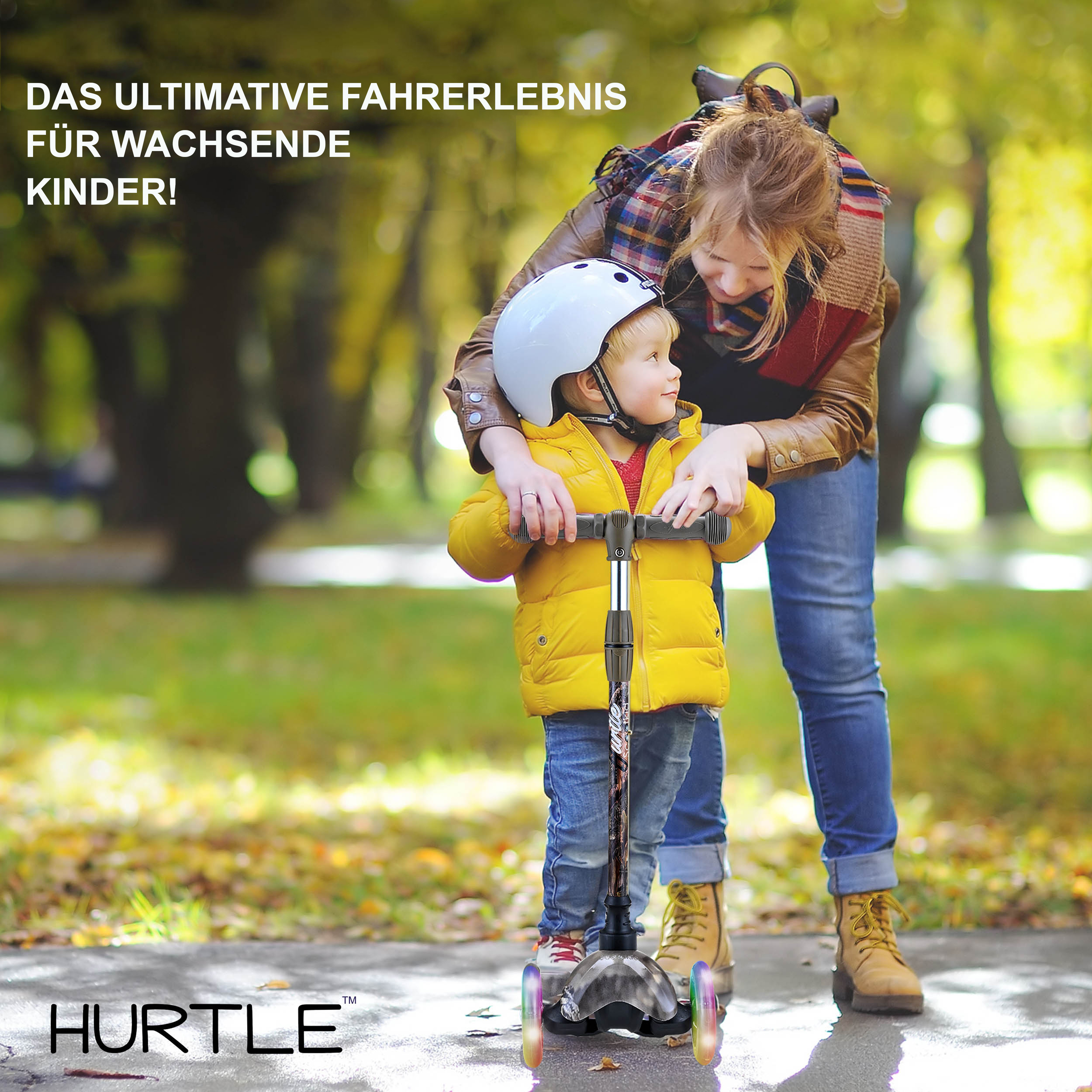 Eine Frau hilft einem Kind auf einem Roller in einem Park.
