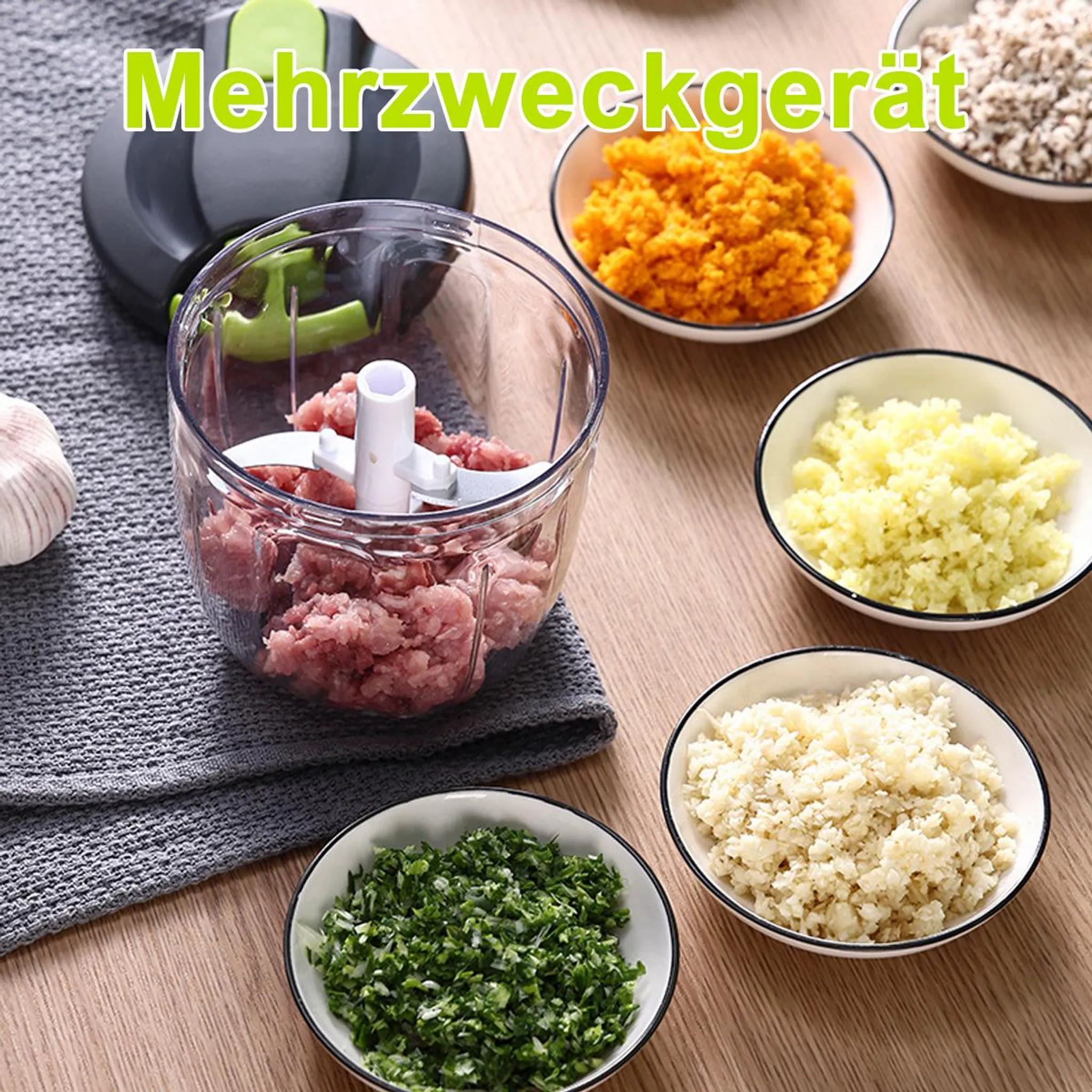 Küchengerät mit Fleisch, Karotten, Kräutern, Knoblauch und Blumenkohl.