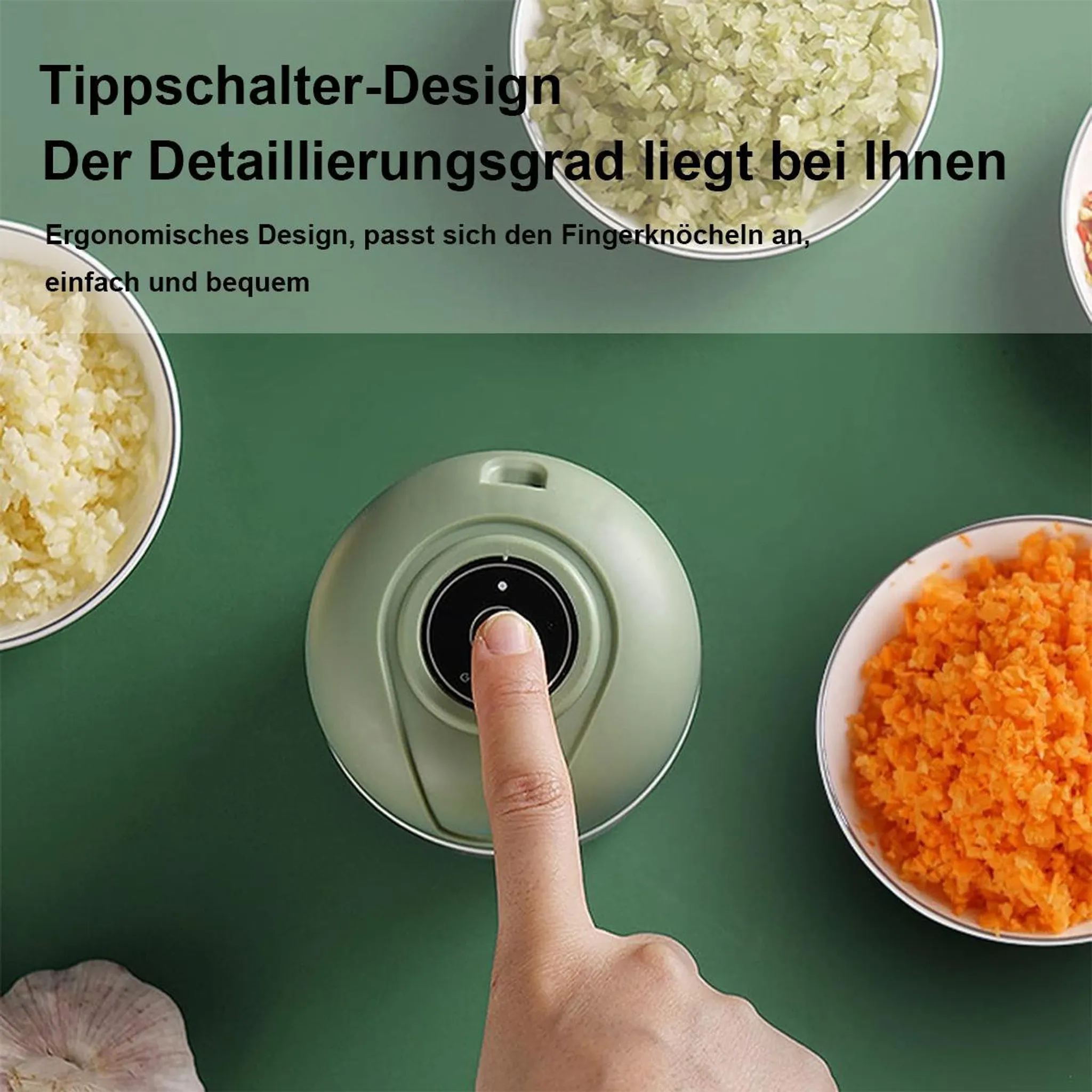 Ein Finger drückt auf einen grünen Knoblauchschneider mit Schalen daneben.