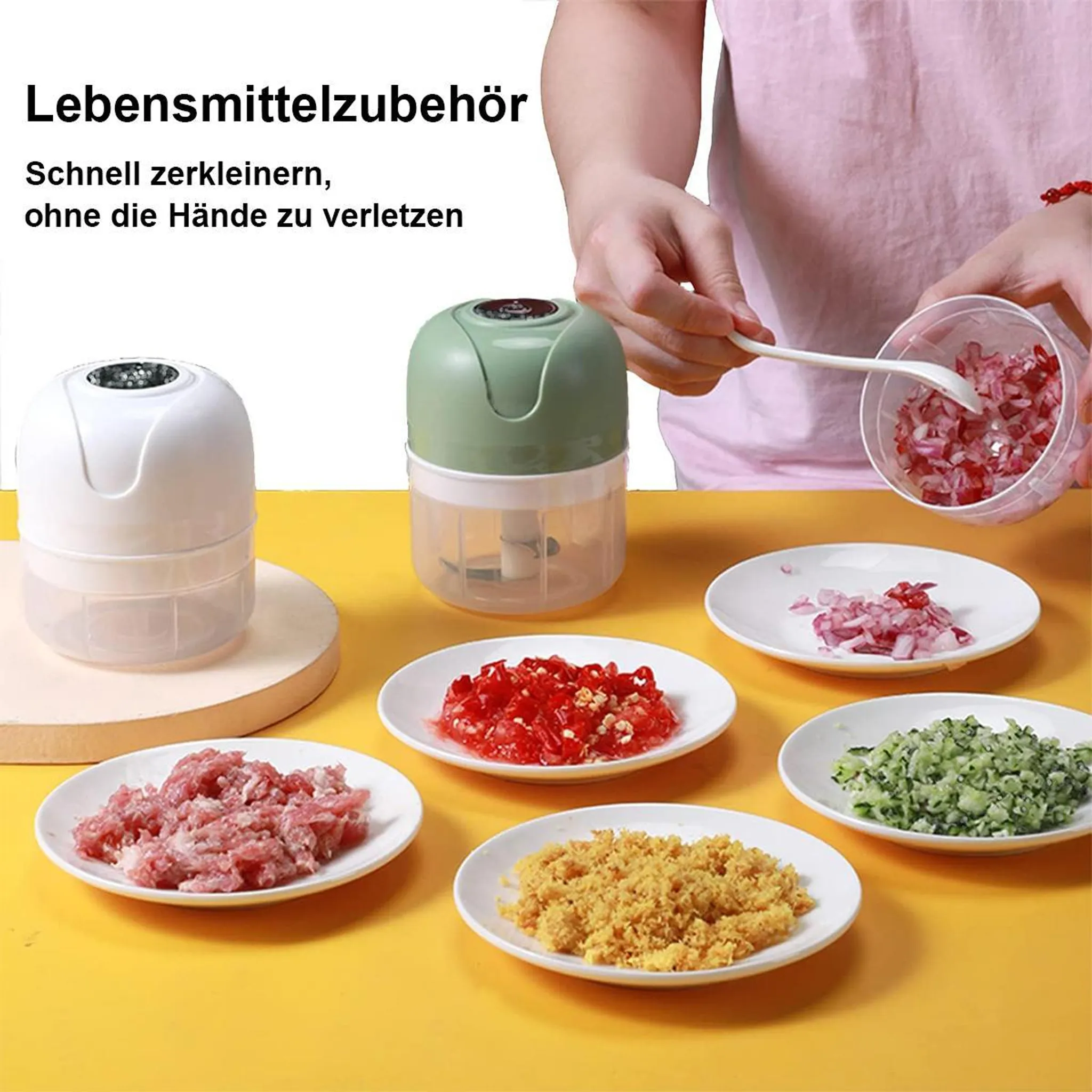 Mini-Zerkleinerer mit gehackten Zwiebeln, Chilis, Gurken und Fleisch auf Tellern.