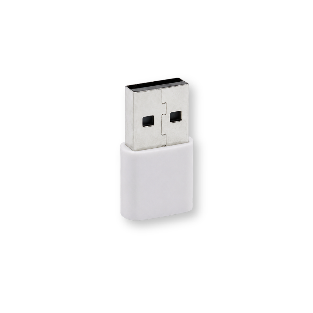 Een witte USB-adapter op een witte achtergrond.