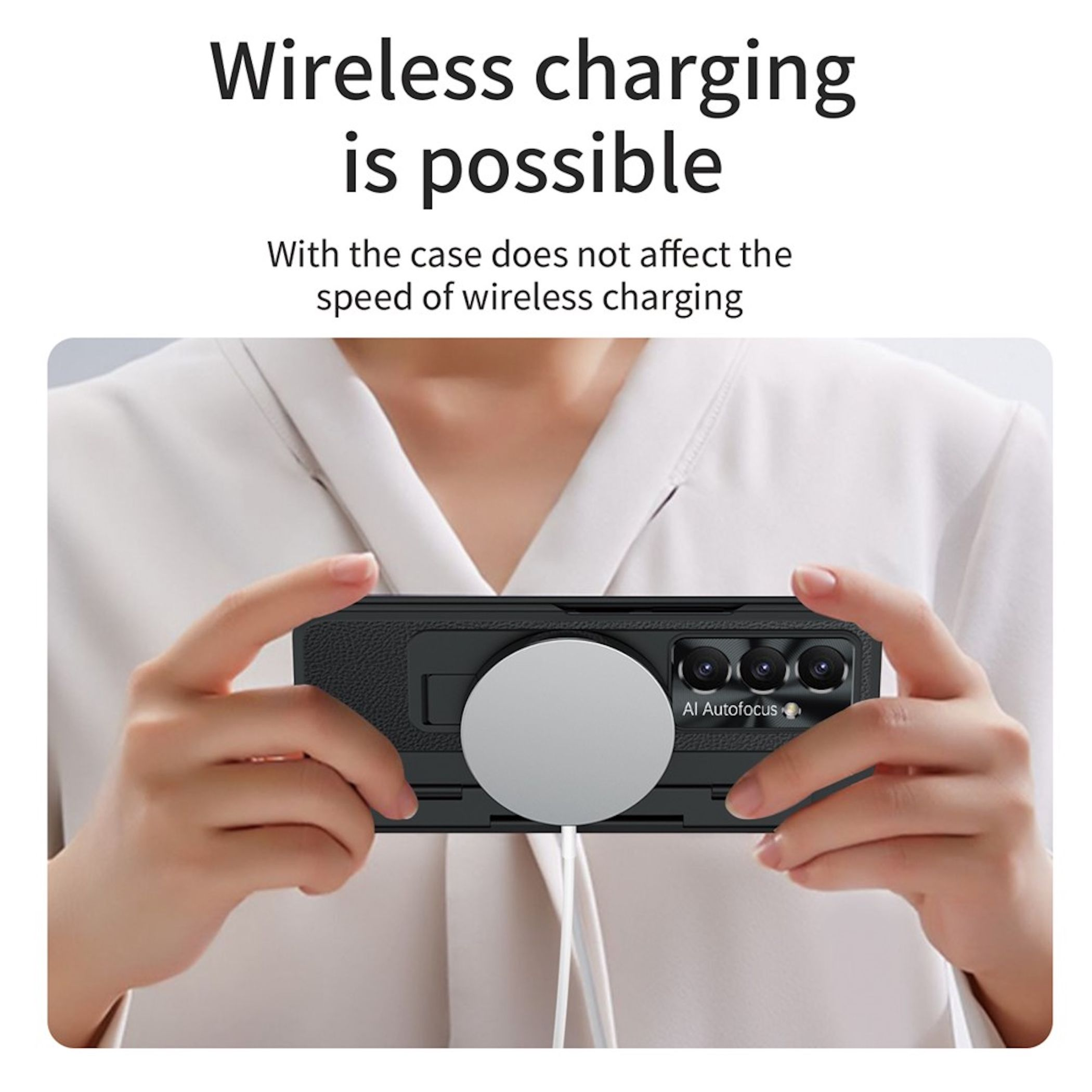 Eine Person hält ein Smartphone mit einer Rückseite, die mit einem Ladekreis versehen ist.