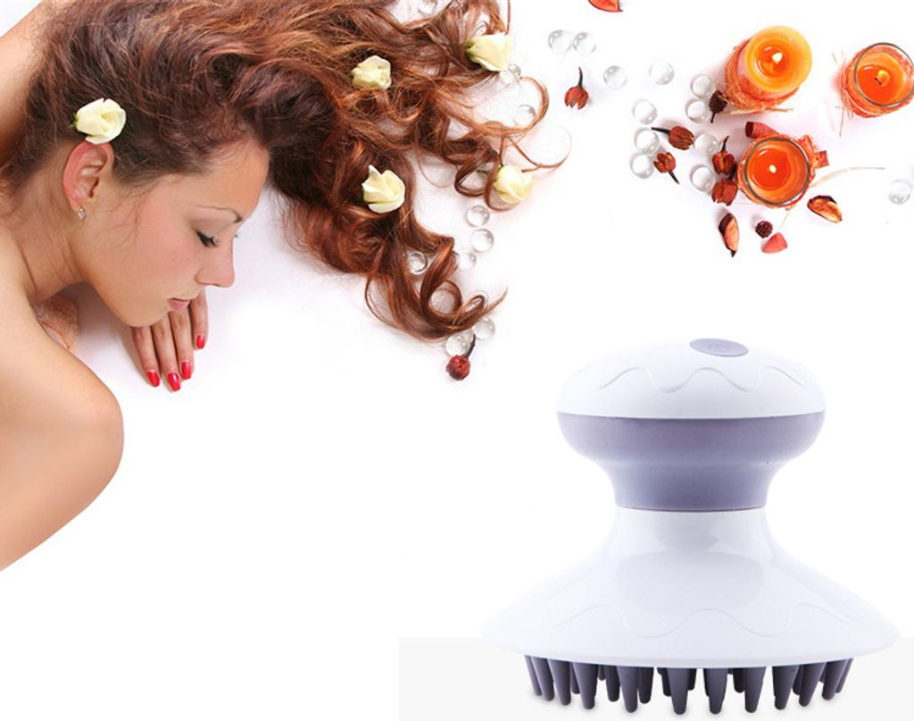Frau mit Blumen im Haar neben Kerzen und einem Kopfhautmassagegerät.