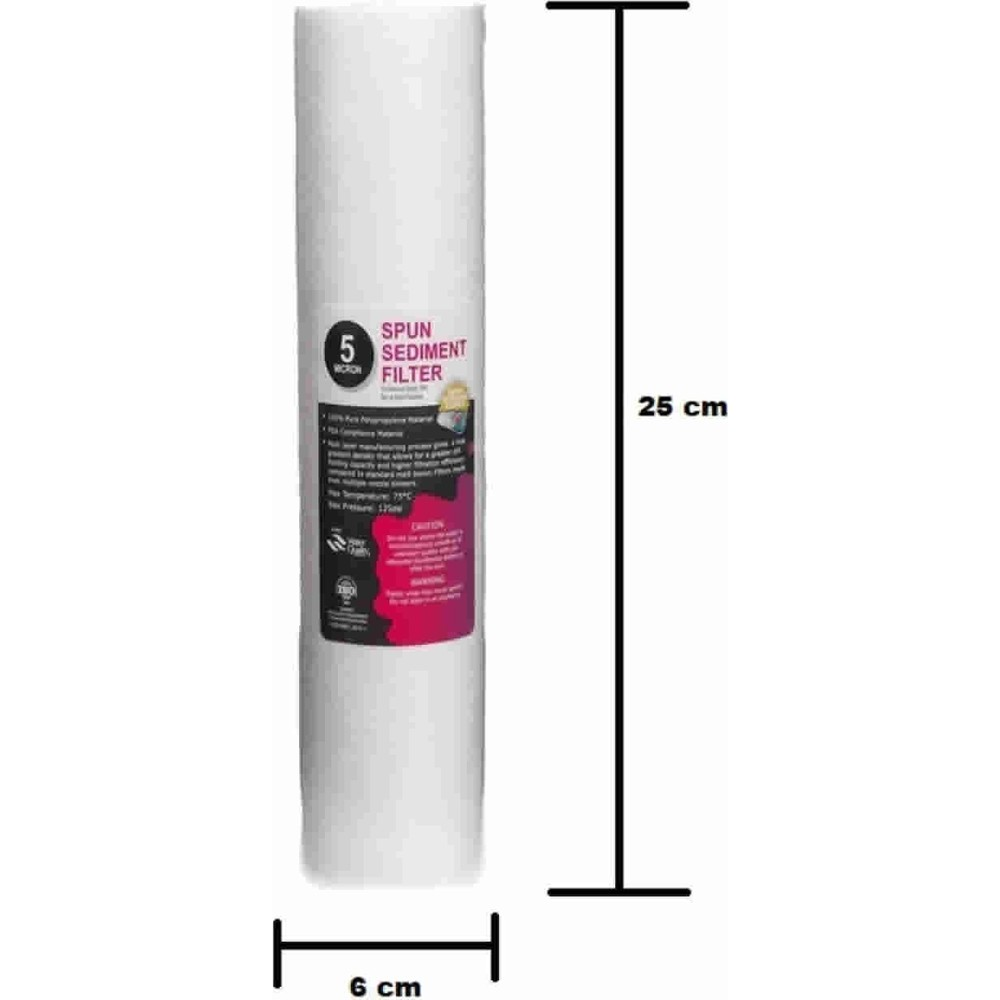 5 mikronluk beyaz bir tortu filtresi, 25 cm uzunluğunda ve 6 cm genişliğinde.