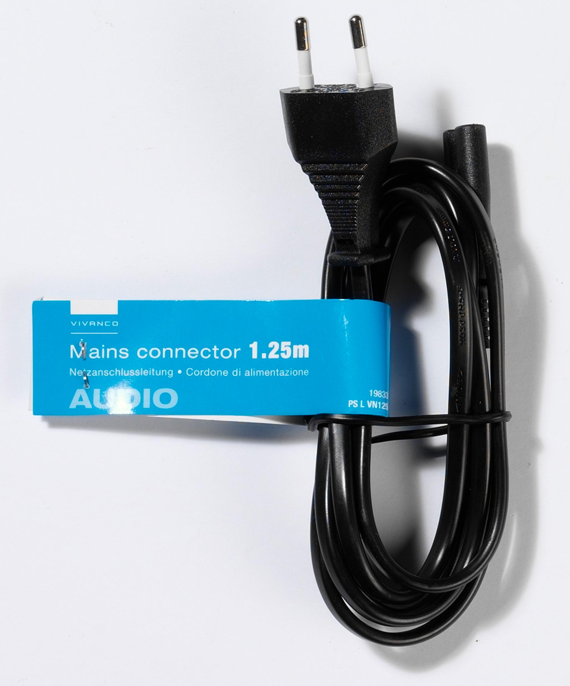 Un cable de alimentación negro con enchufe, de 1,25m, con etiqueta azul.