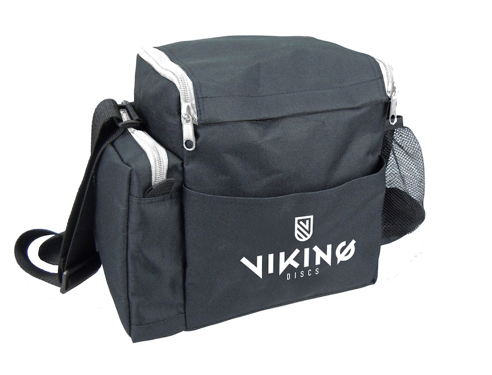 Eine schwarze Viking Discs Tasche mit weißem Logo, Reißverschlusstaschen und Netz-Seitentasche.